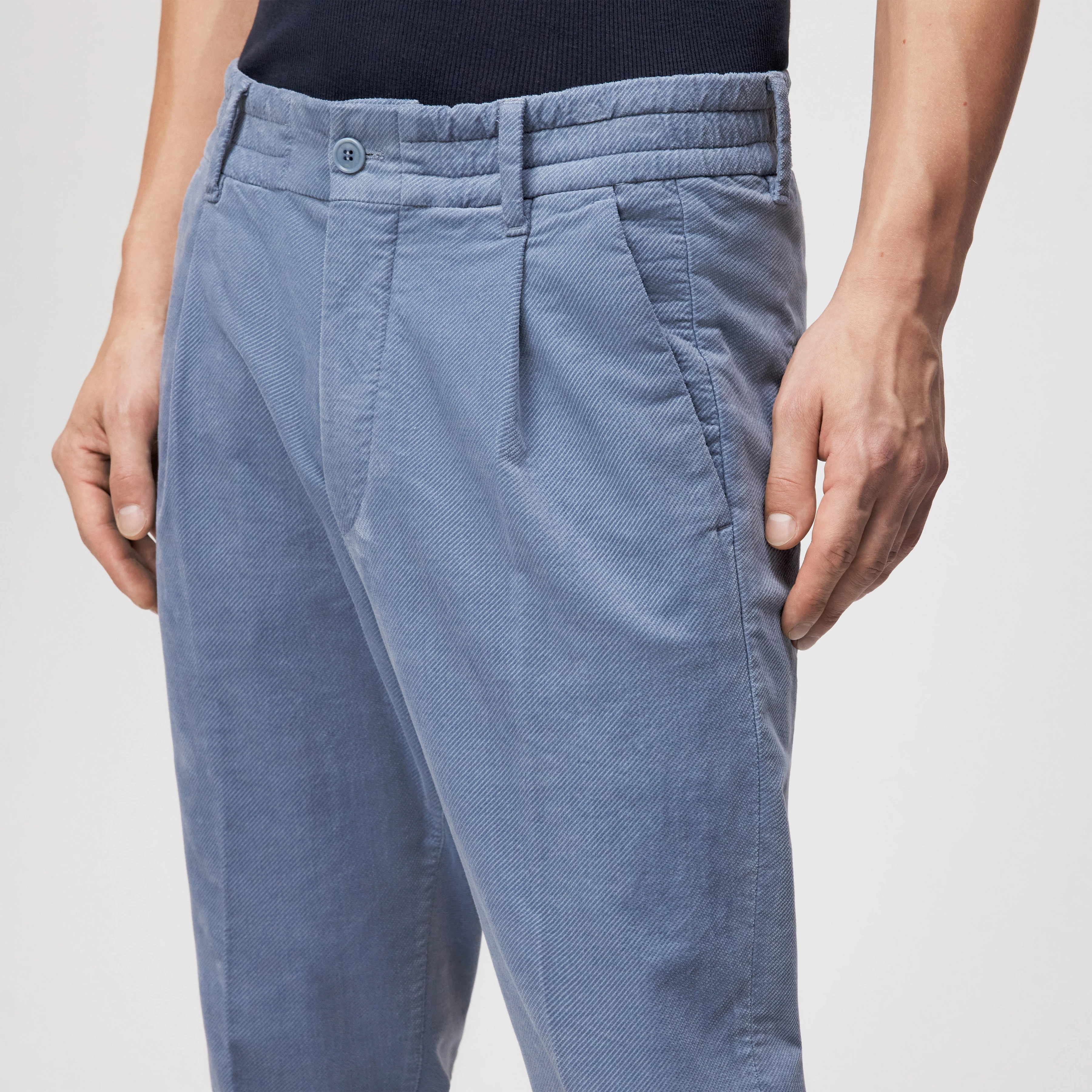 CHASY - Casual trousers with pleats in velvet - men - blue - Detailansicht am Model