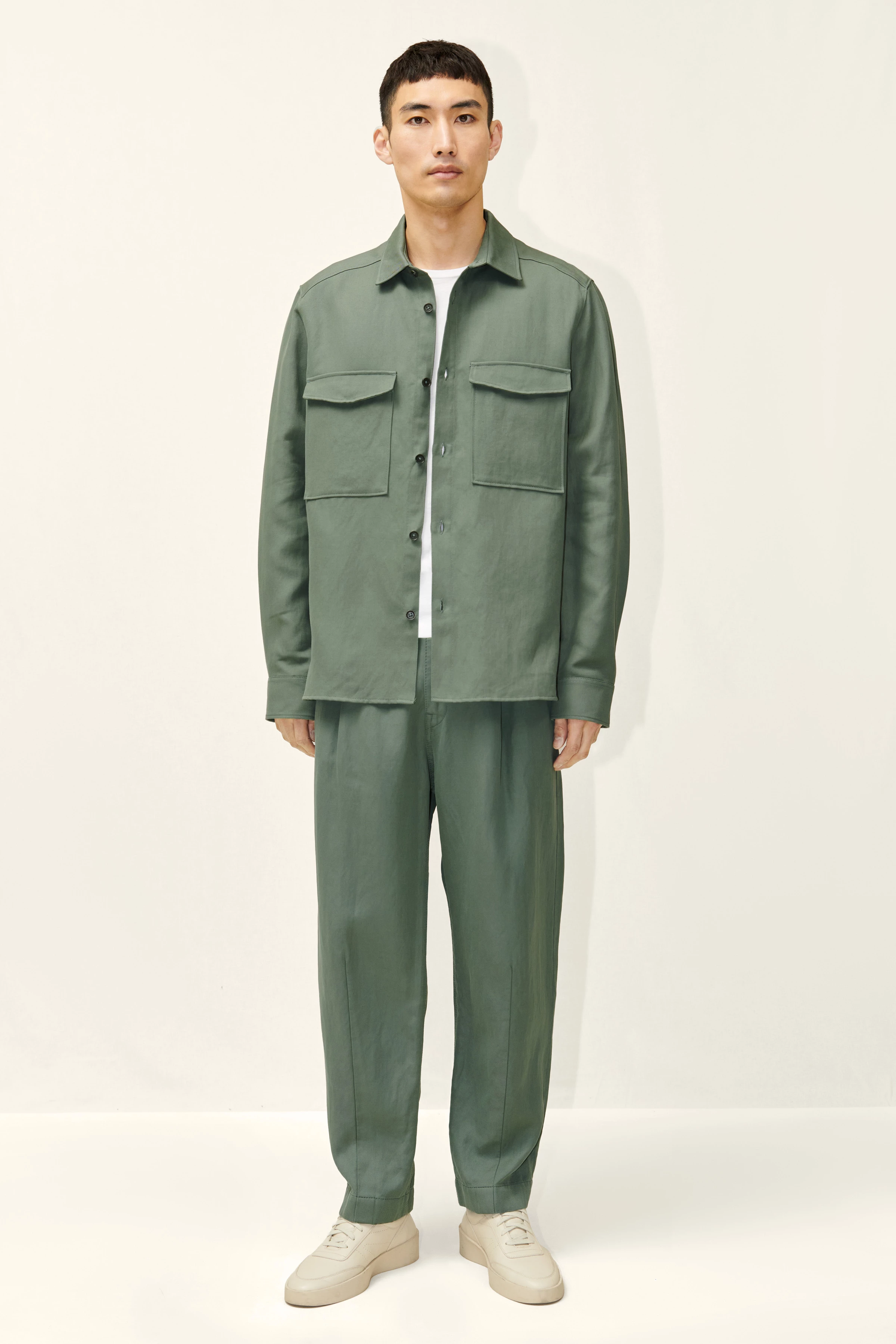 GUNRAY - Relaxed Fit Overshirt in Viskose-Baumwolle Twill - Herren - grün - Ganzkörper-Frontansicht