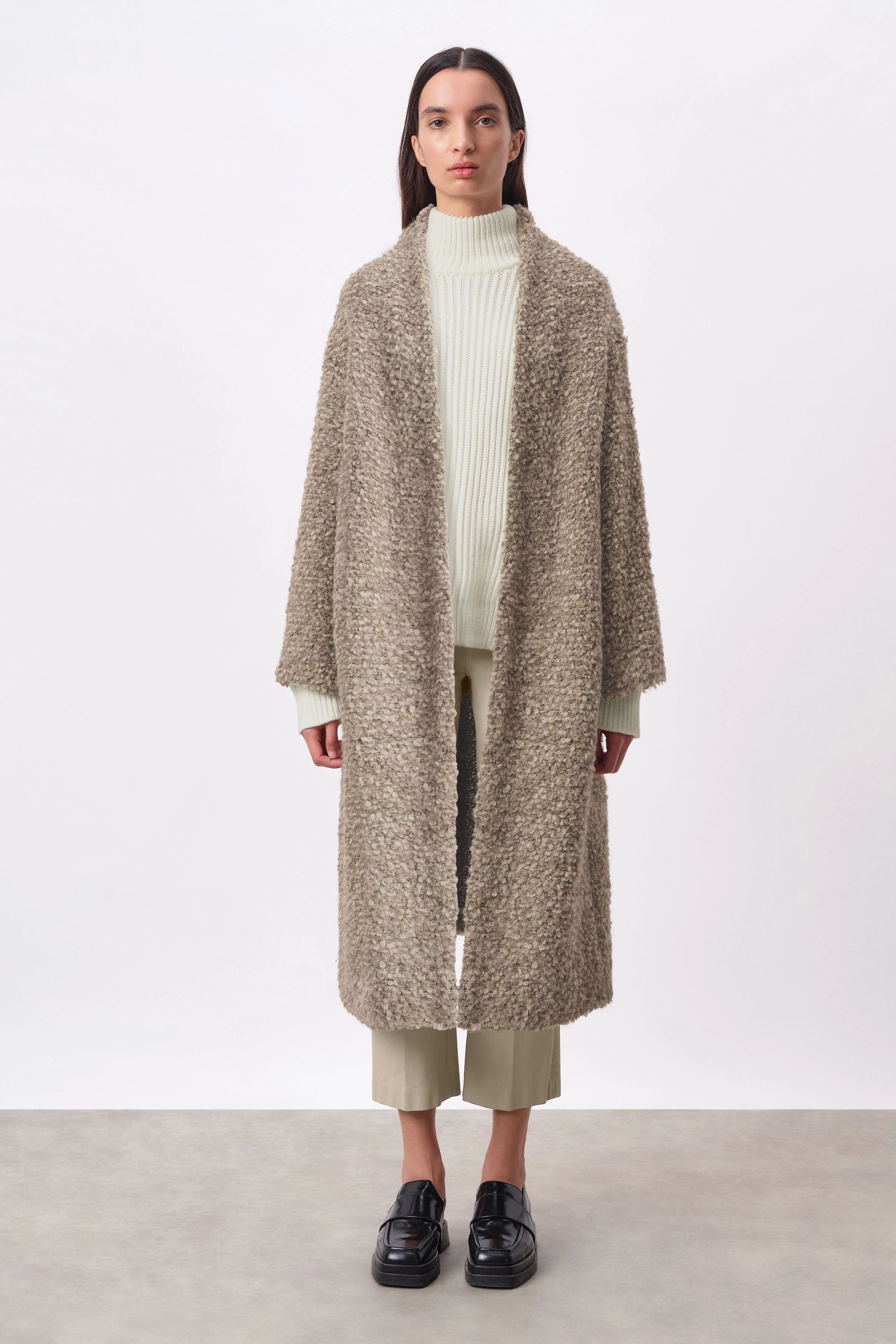 BAUPREY_1 - Lässiger Hüllenmantel in Two-Tone Bouclé - Damen - braun - Ganzkörper-Frontansicht