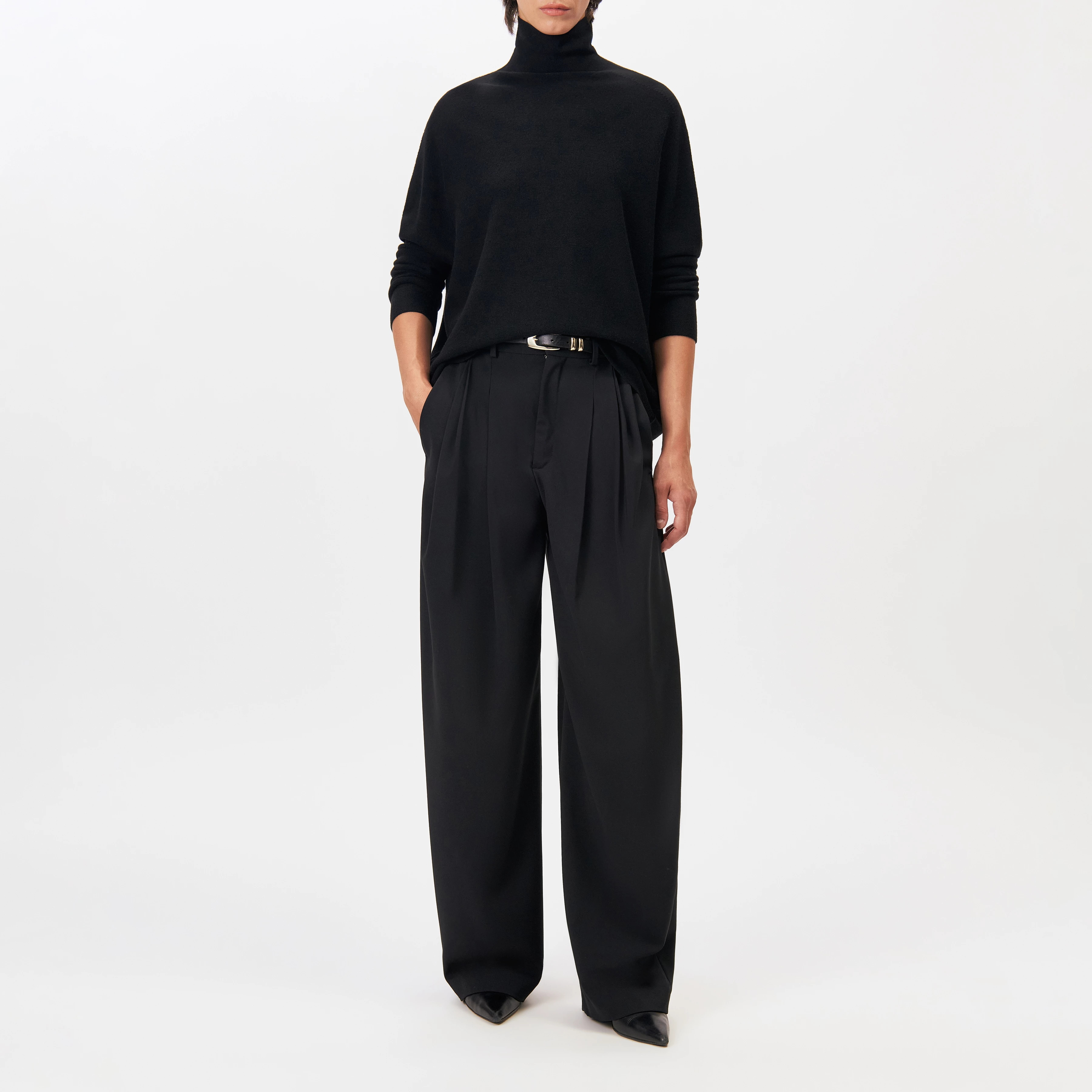 LIORA - Egg-shape turtleneck jumper in 100% merino wool - women - black - Ganzkörper-Frontansicht