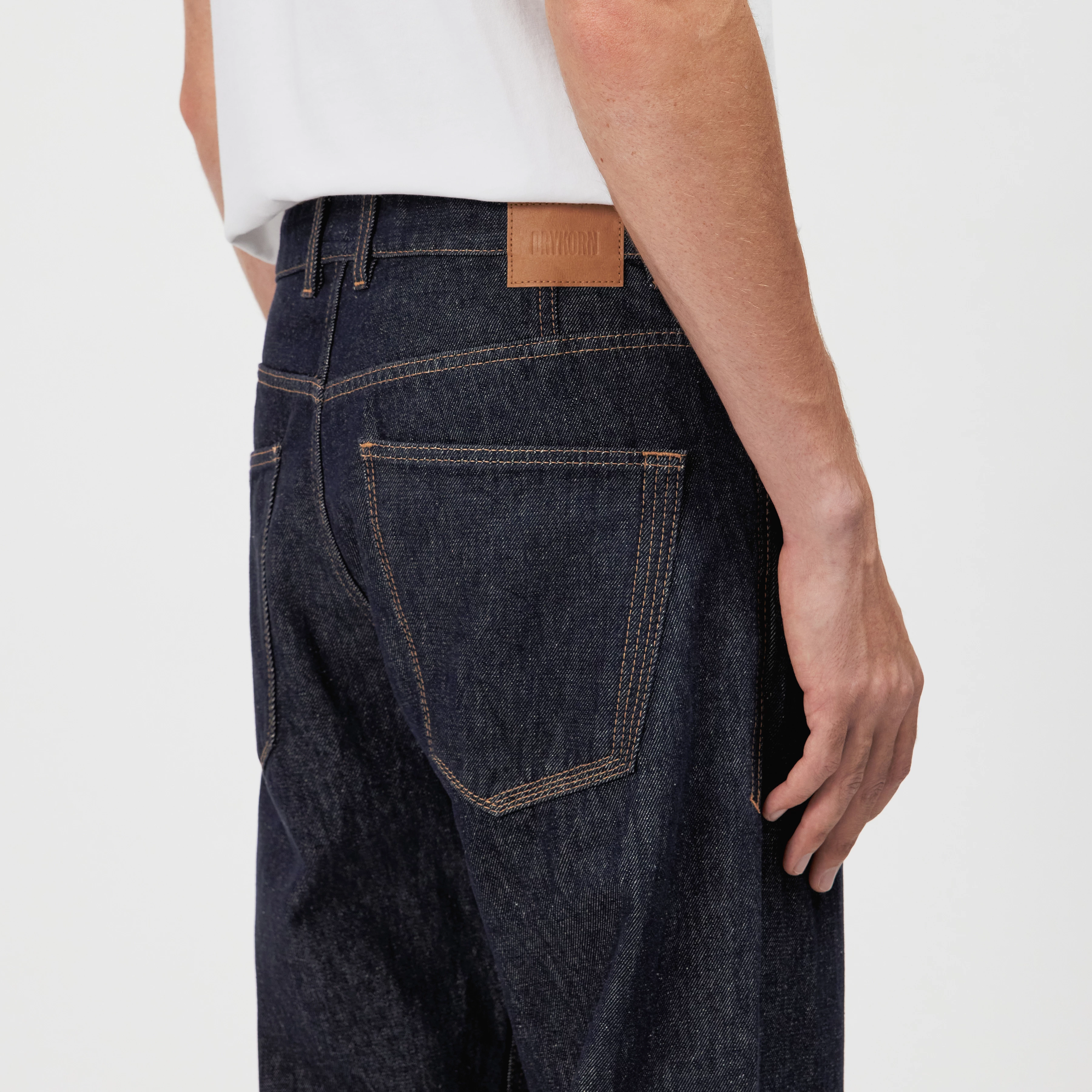 HIGHT_2 - Relaxed fit jeans in raw denim - men - blue - Detailansicht am Model