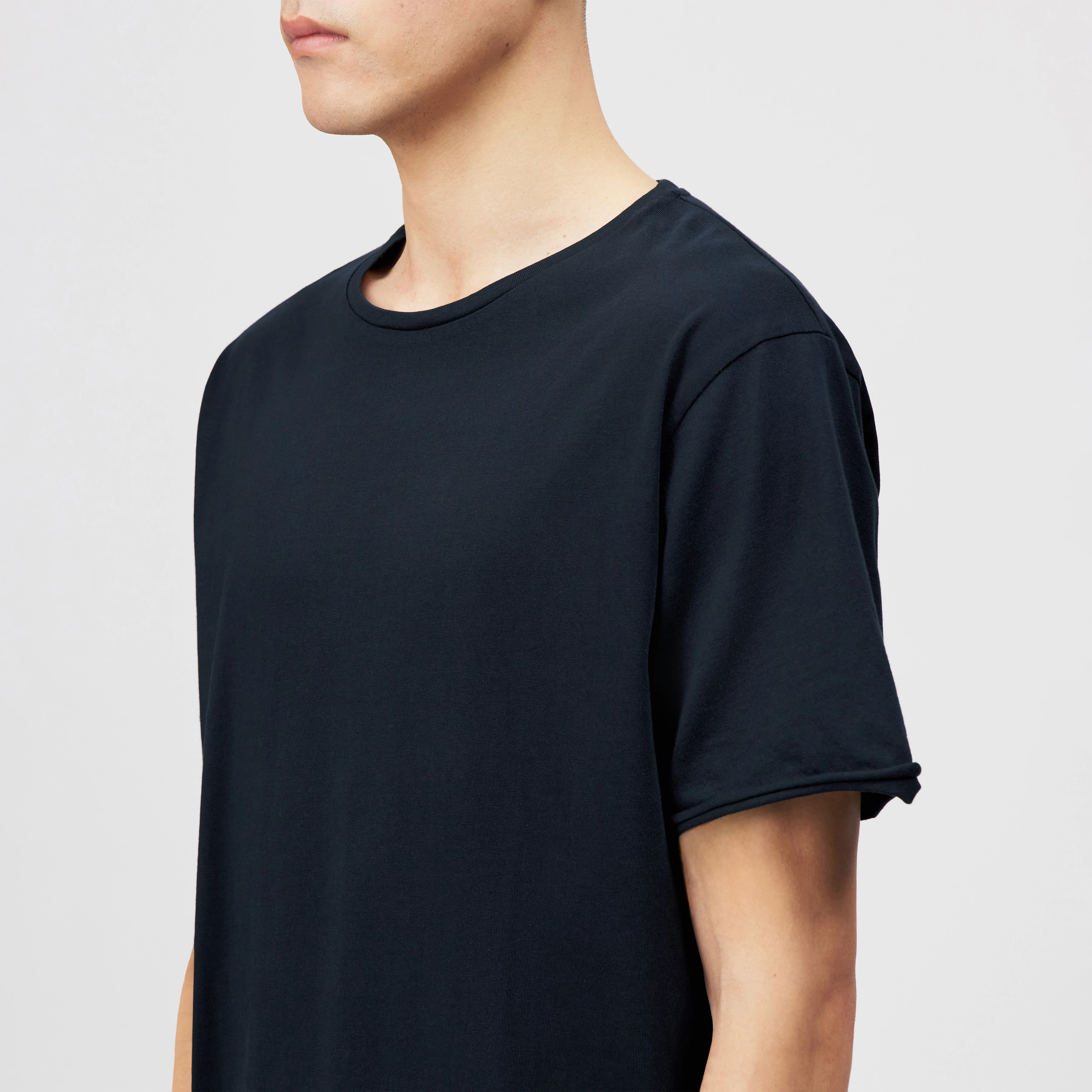 KENDRICK_2 - T-shirt in pure cotton - men - blue - Detailansicht am Model