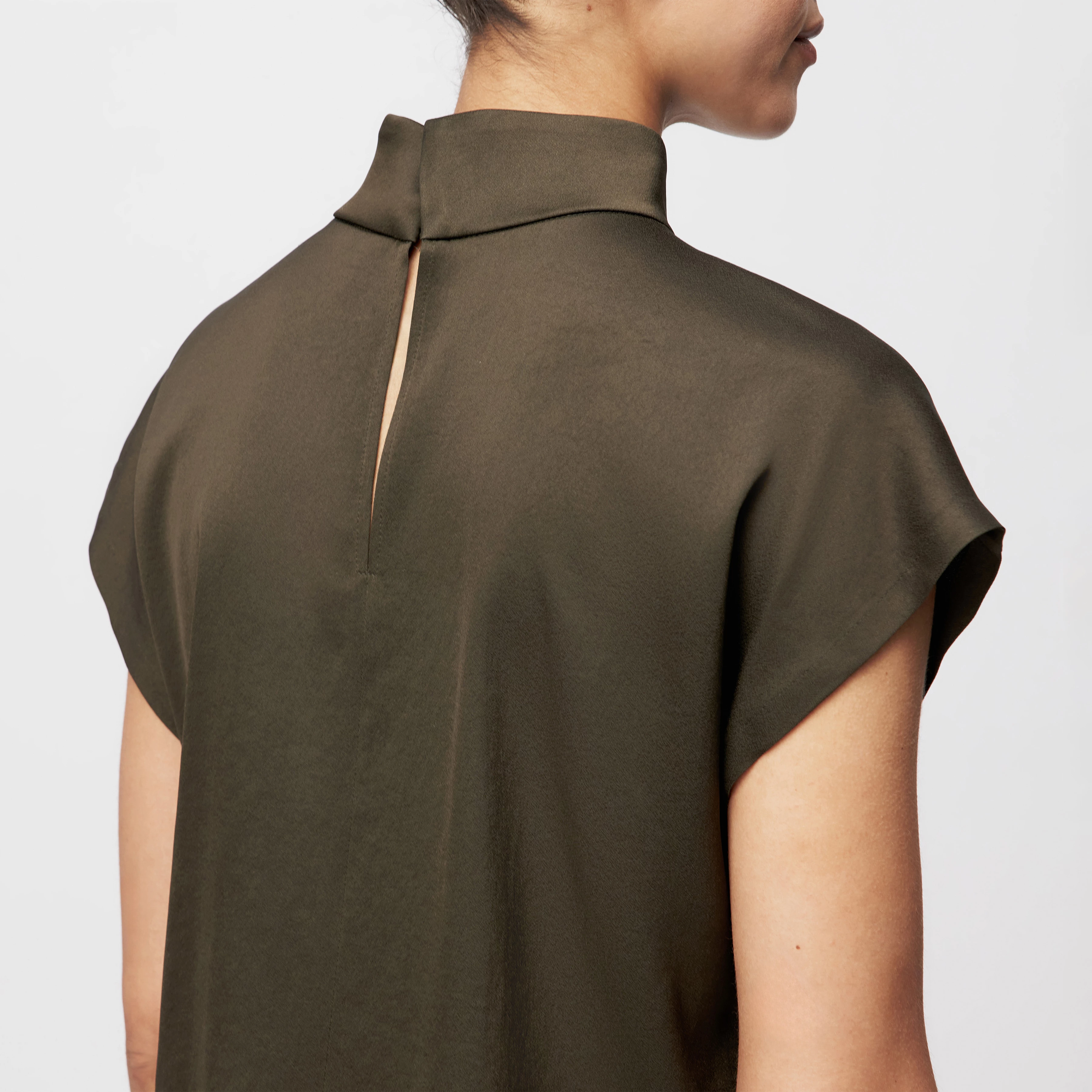 ALARIA_1 - Shirt blouse with stand-up collar in satin - women - green - Detailansicht am Model