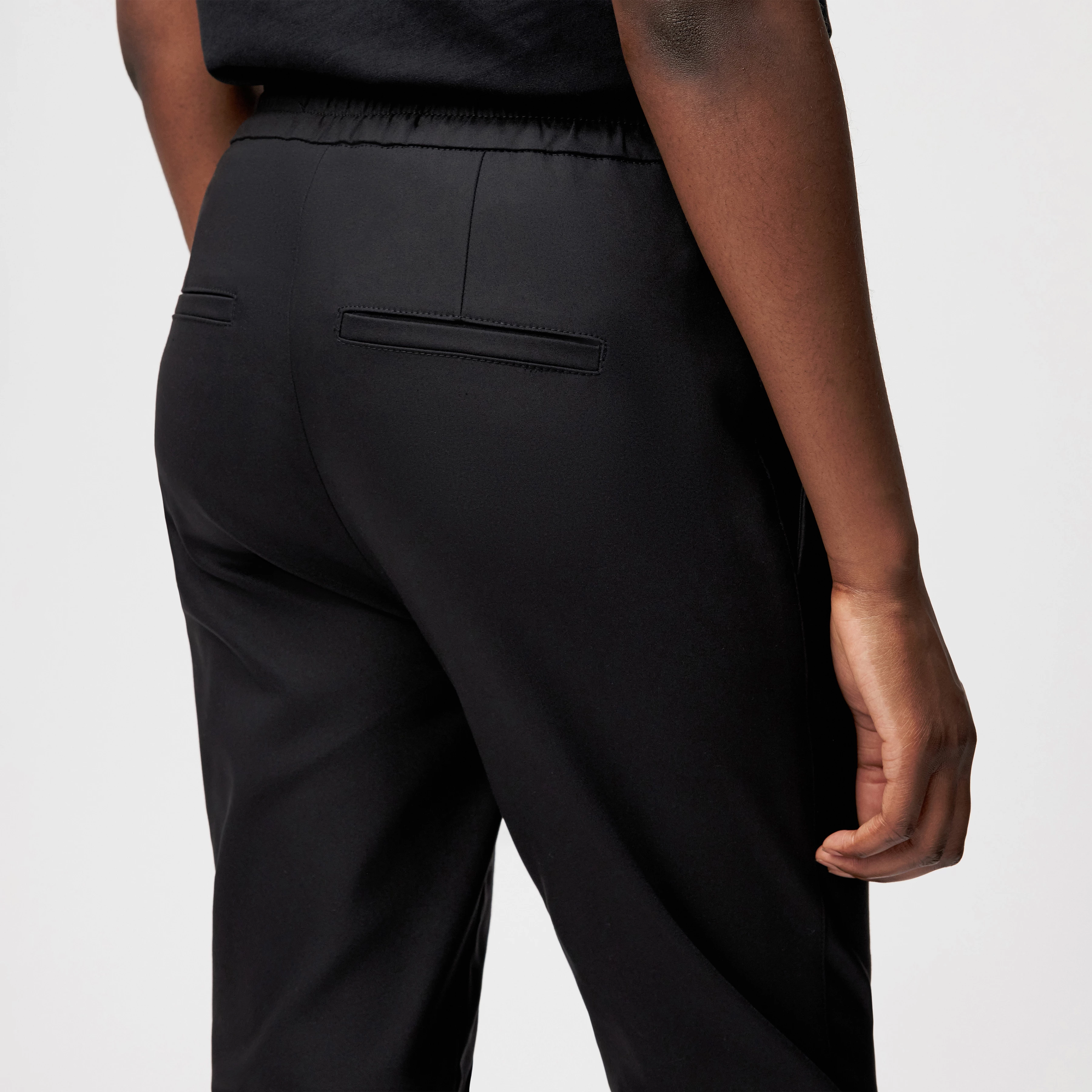 LEVEL - Lässige Bundfaltenhose in Technostretch-Satin - Damen - schwarz - Detailansicht am Model