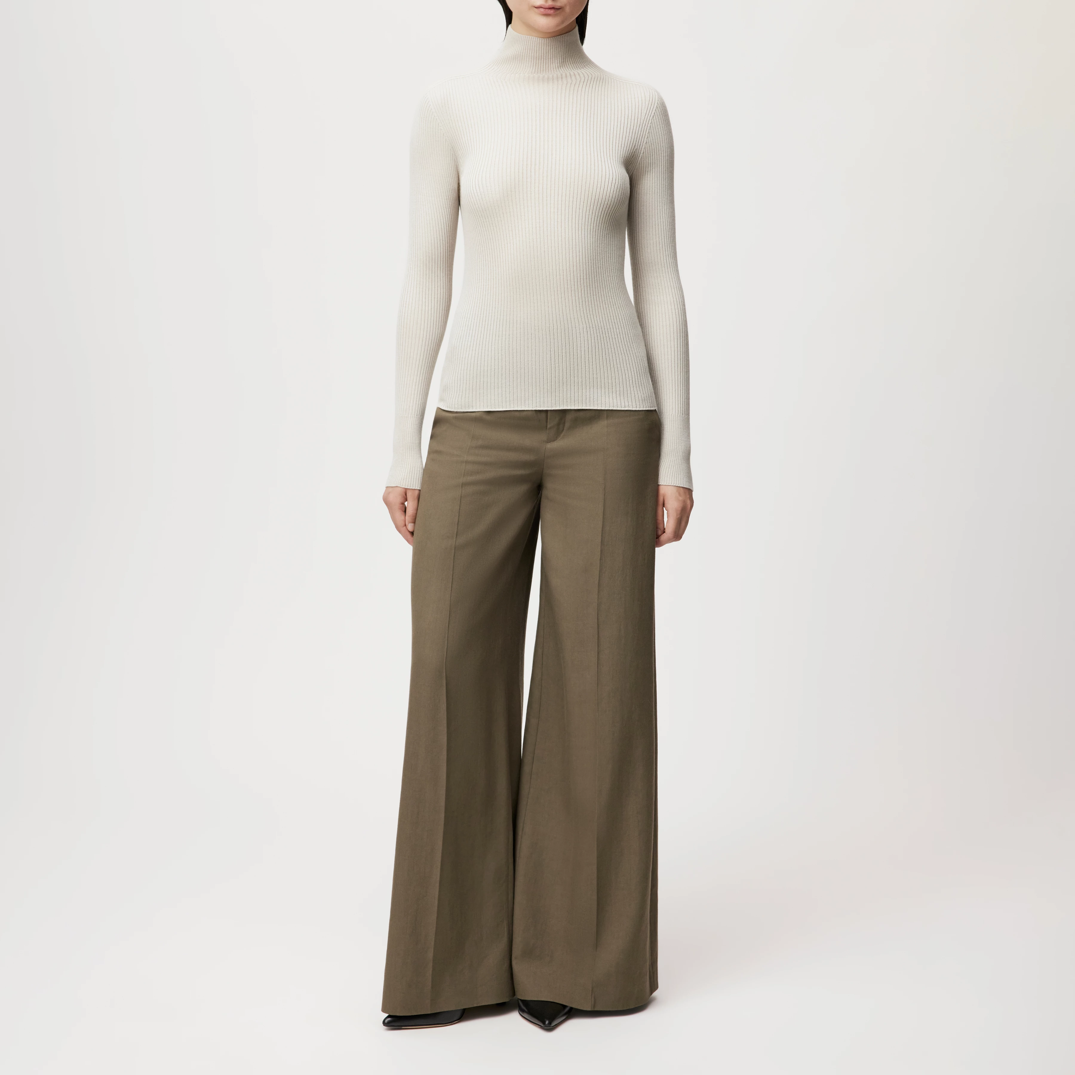 INARI - Turtleneck jumper in flowing wool blend - women - beige - Ganzkörper-Frontansicht
