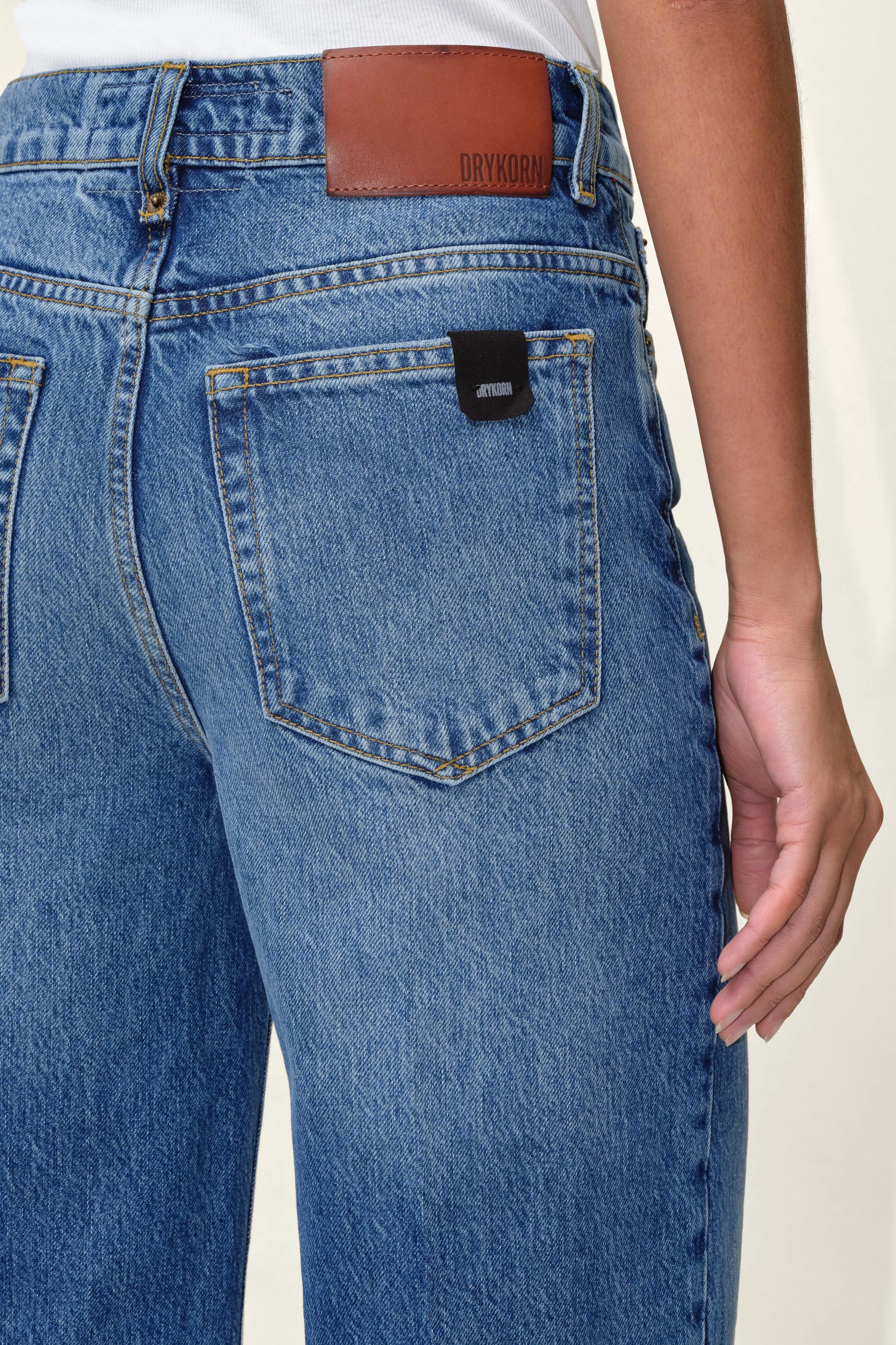 CAUSE - Jeans mit weitem Bein - Damen - blau - Detailansicht am Model