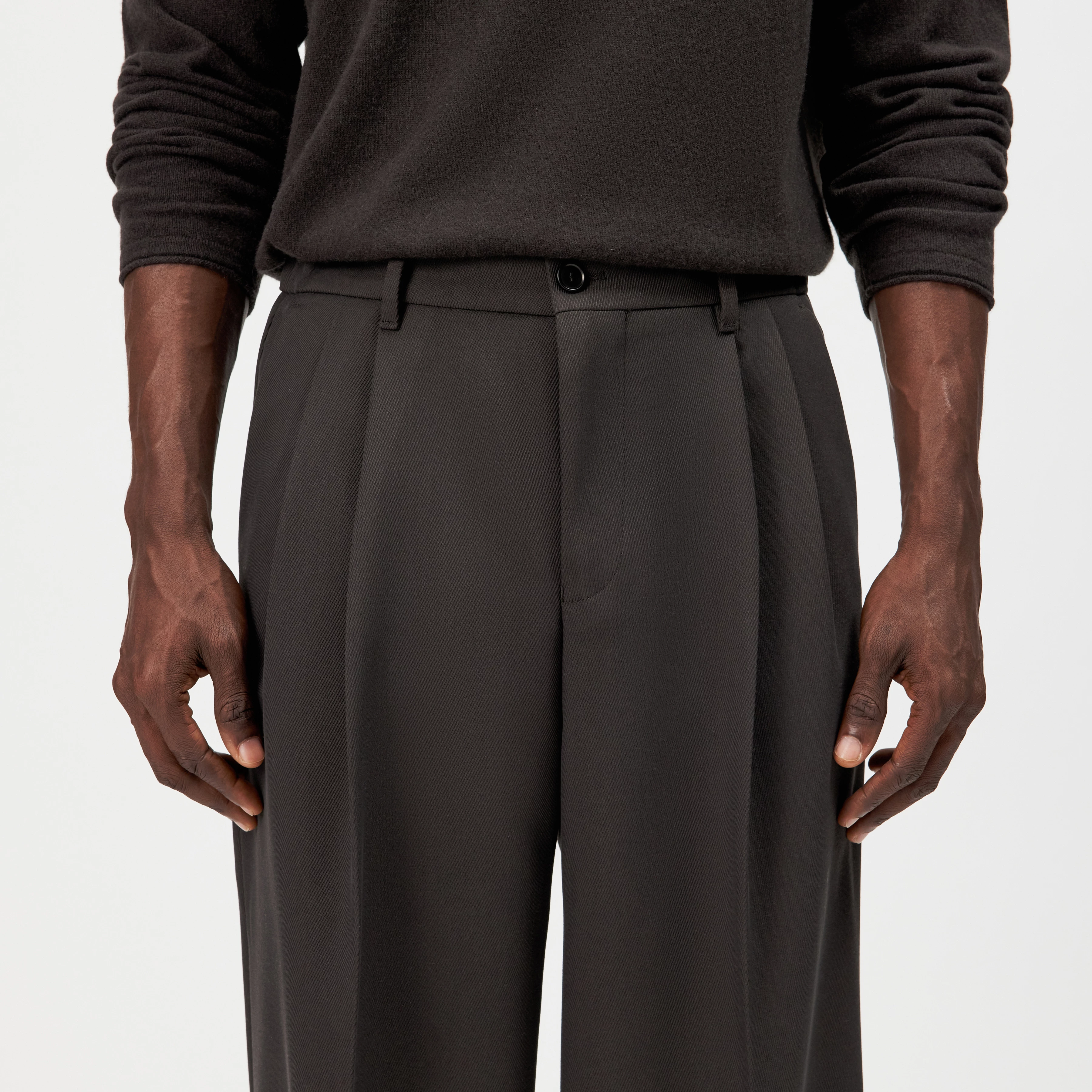 LEEK_WIDE - Relaxed fit pleated twill trousers - men - brown - Detailansicht am Model