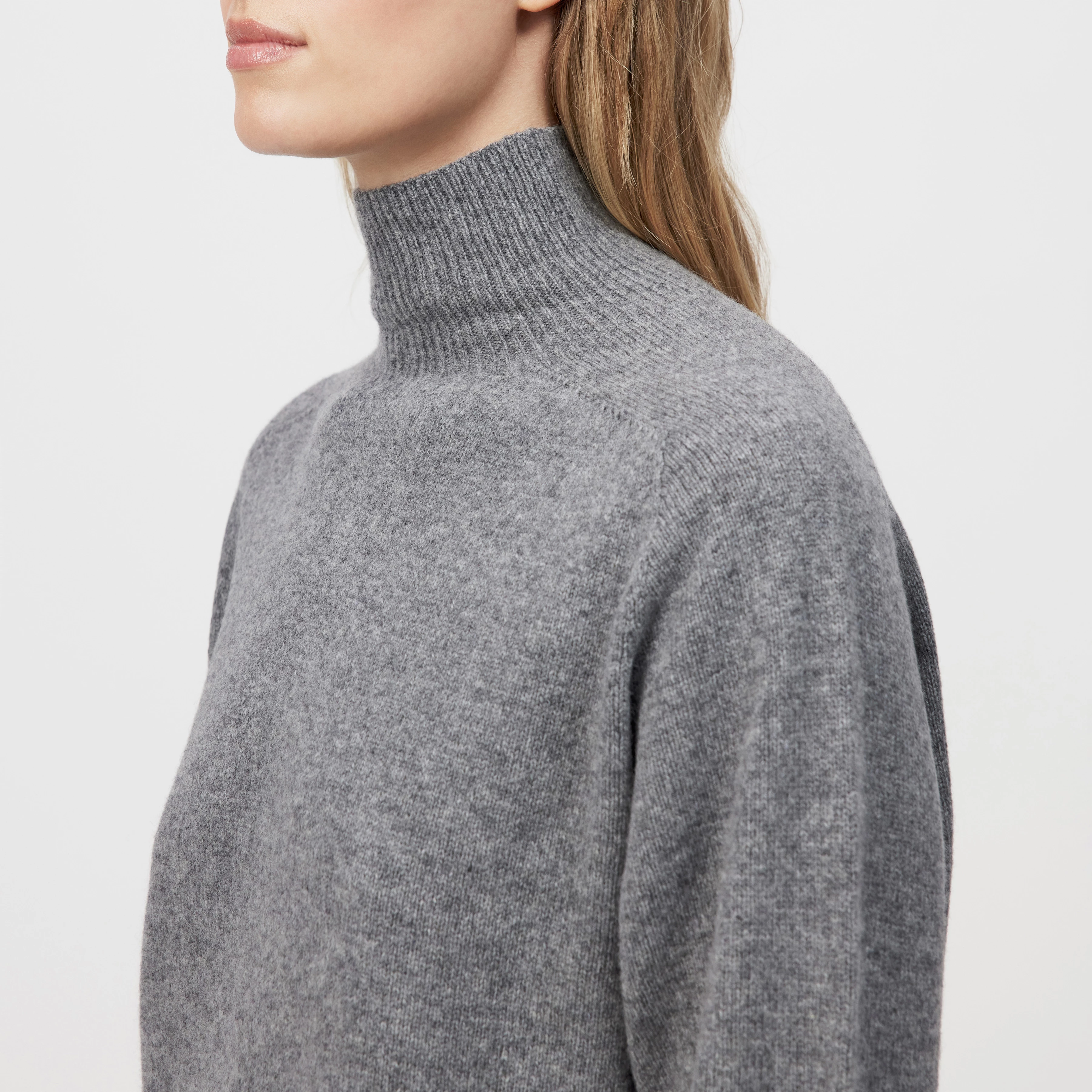 ALINOY - Knitted dress in virgin wool - women - grey - Detailansicht am Model