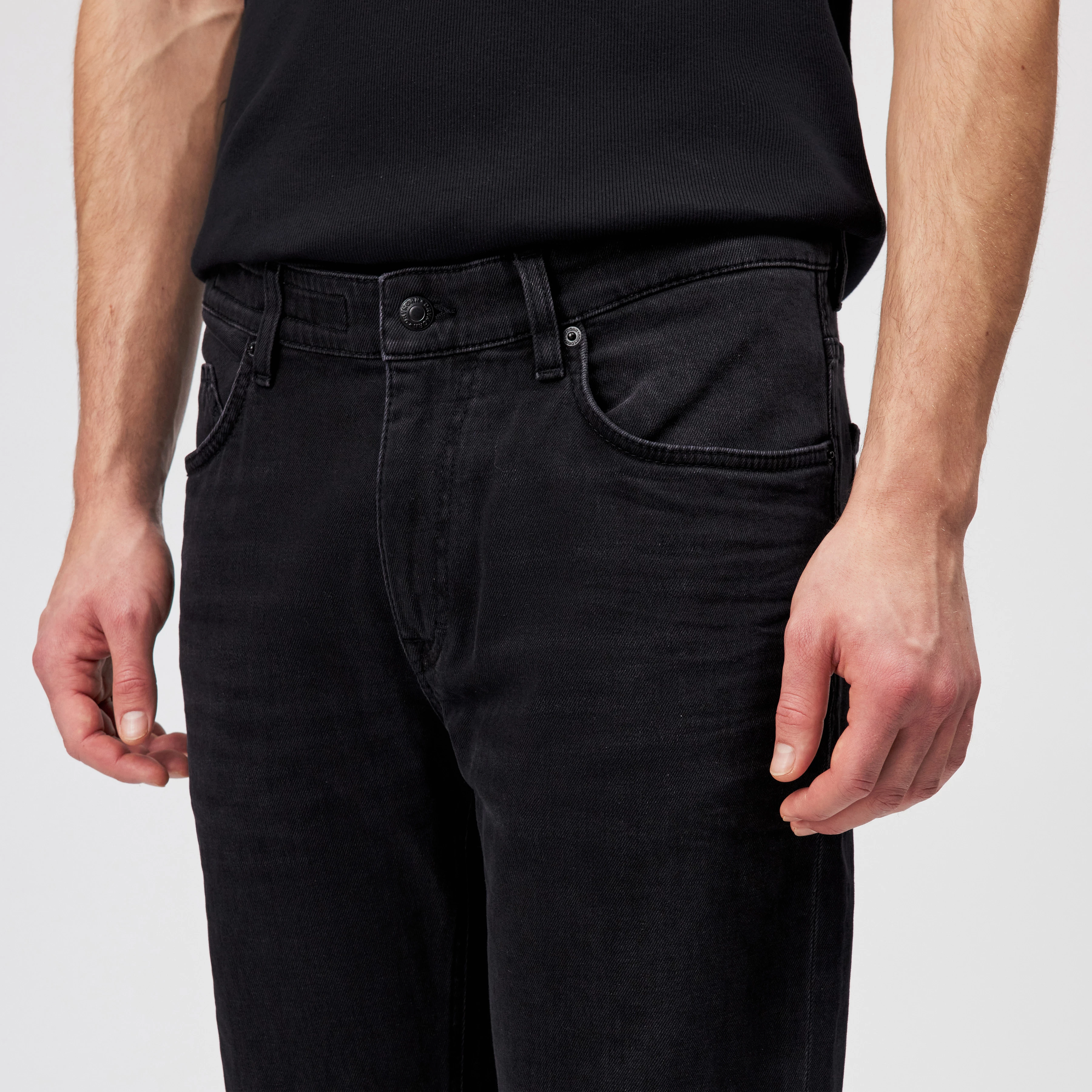 HIGHT_2 - Relaxed fit jeans in dark denim wash - men - grey - Detailansicht am Model