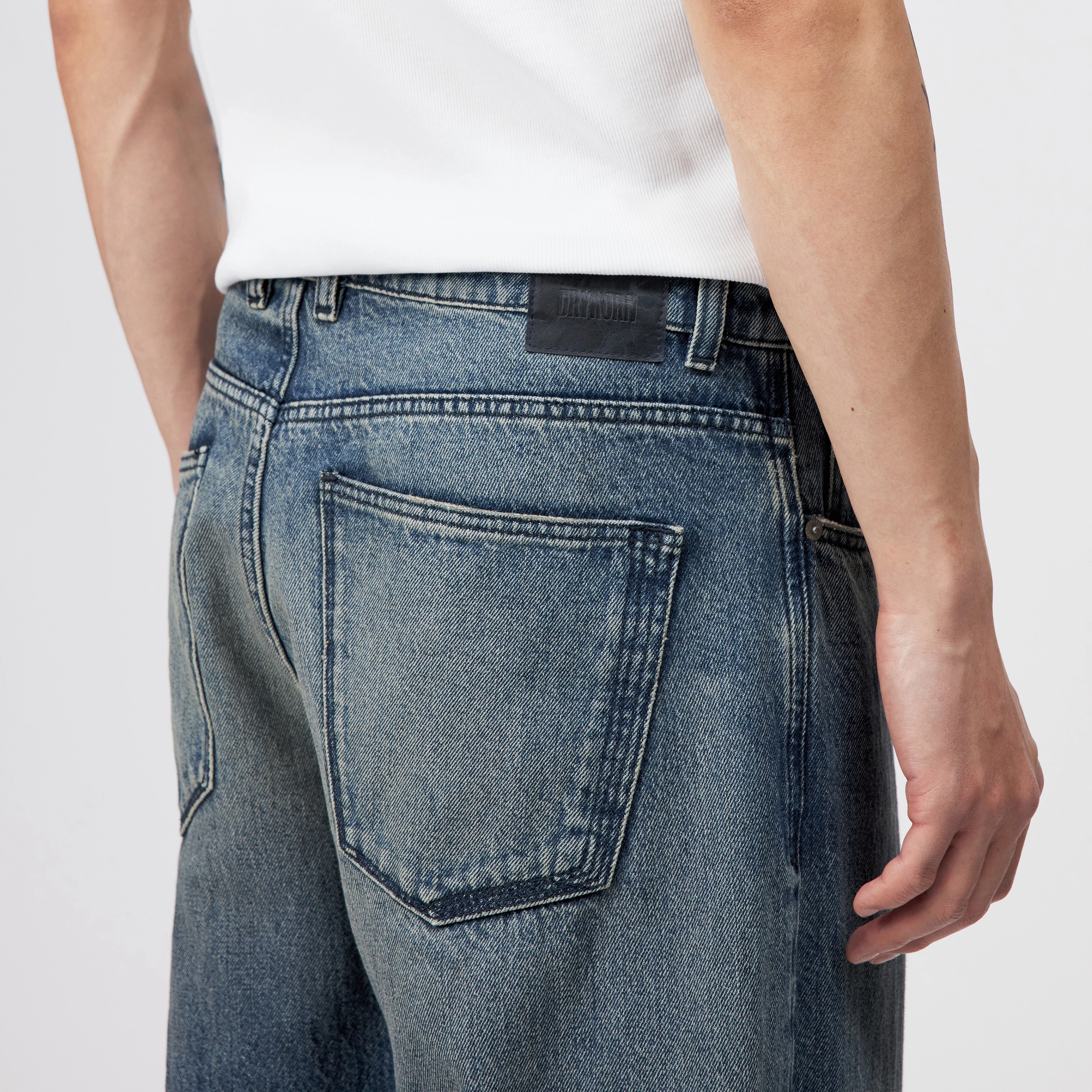 RAWDY - Tapered Jeans in Mid-Blue Denim - Herren - blau - Detailansicht am Model