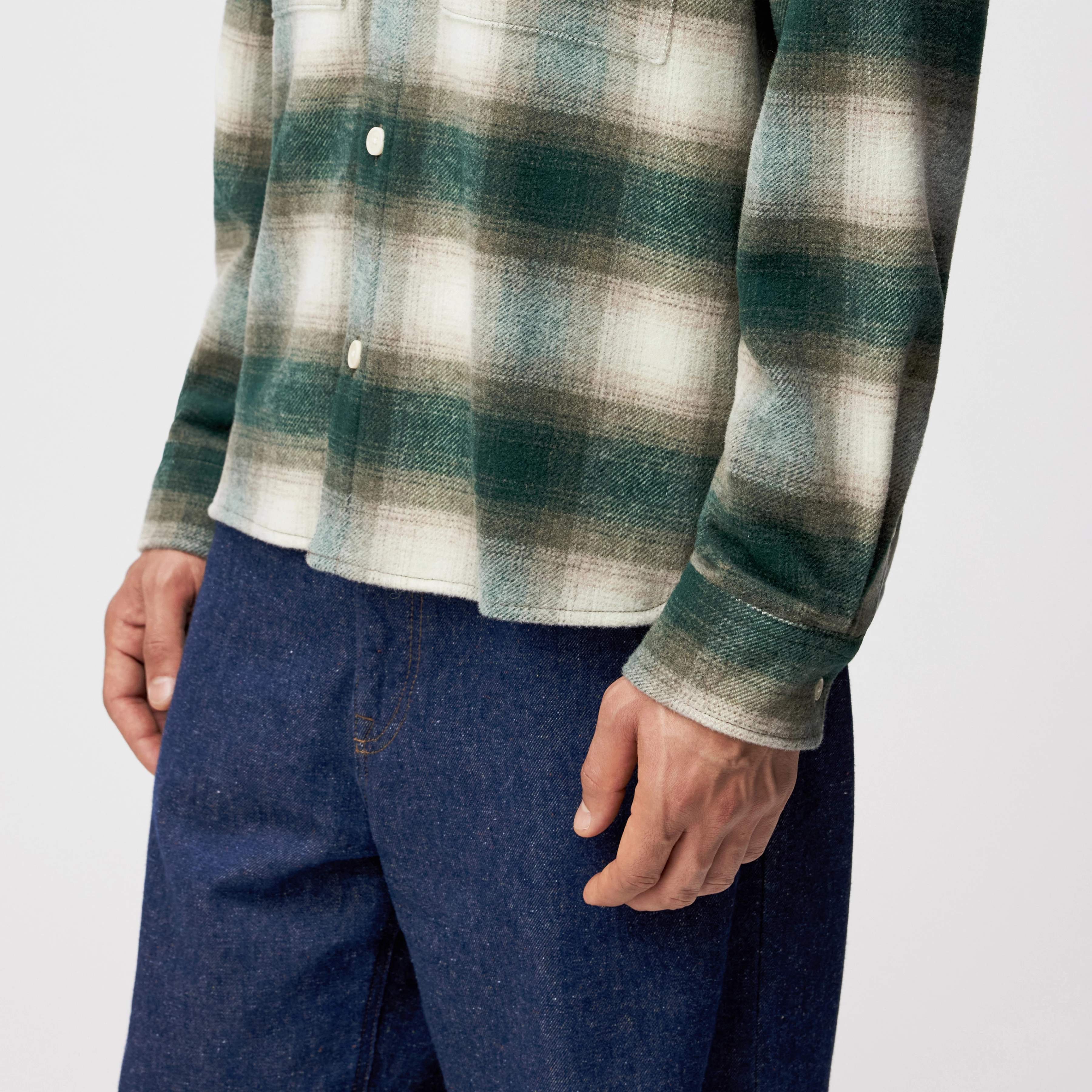 GUNRAY - Relaxed Fit Overshirt in Flanell mit Karo - Herren - grün - Detailansicht am Model