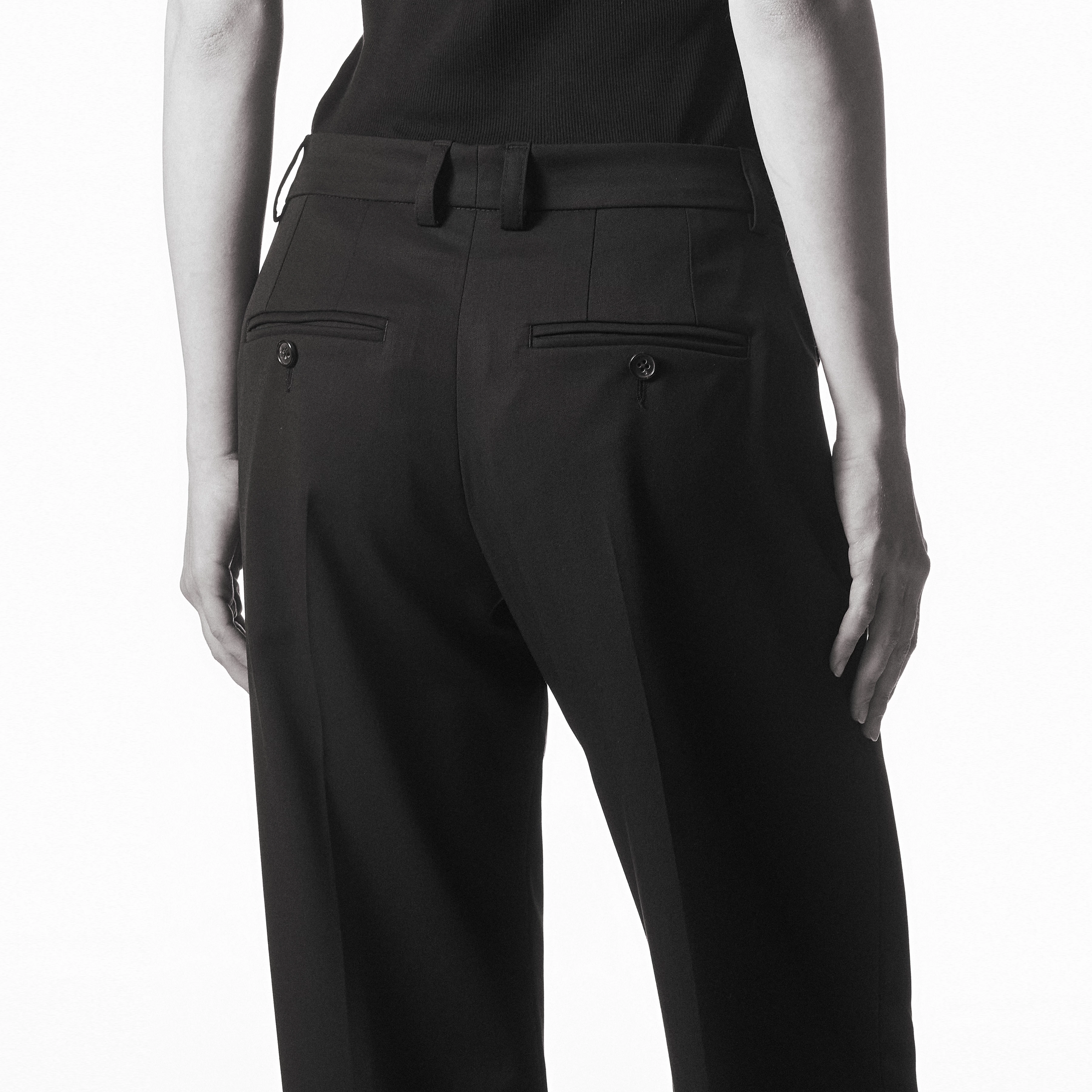 DRYDASH - null - women - black - Detailansicht am Model