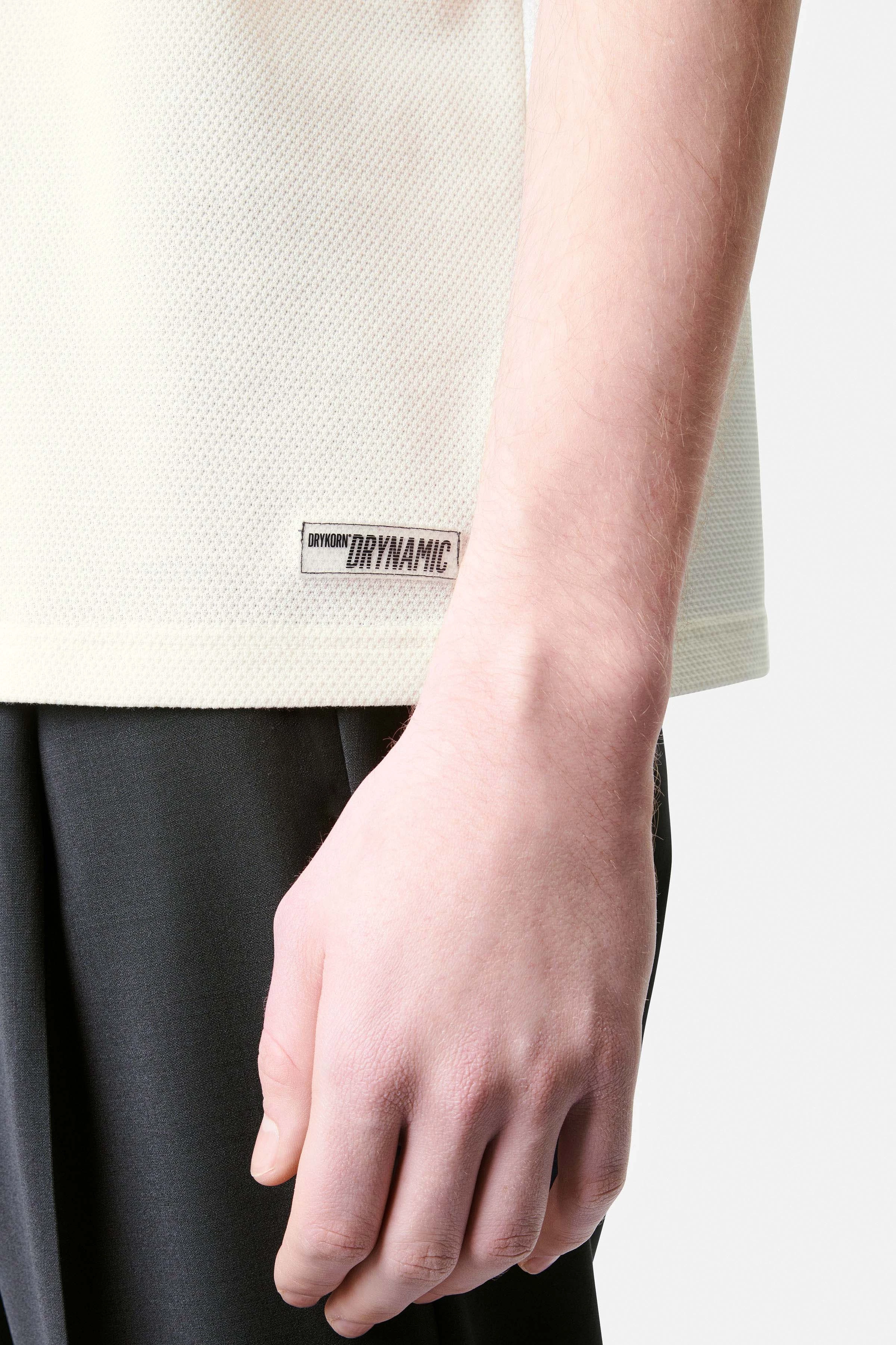 SANTOS - Classic regular fit polo in piqué structure - men - off white - Detailansicht am Model