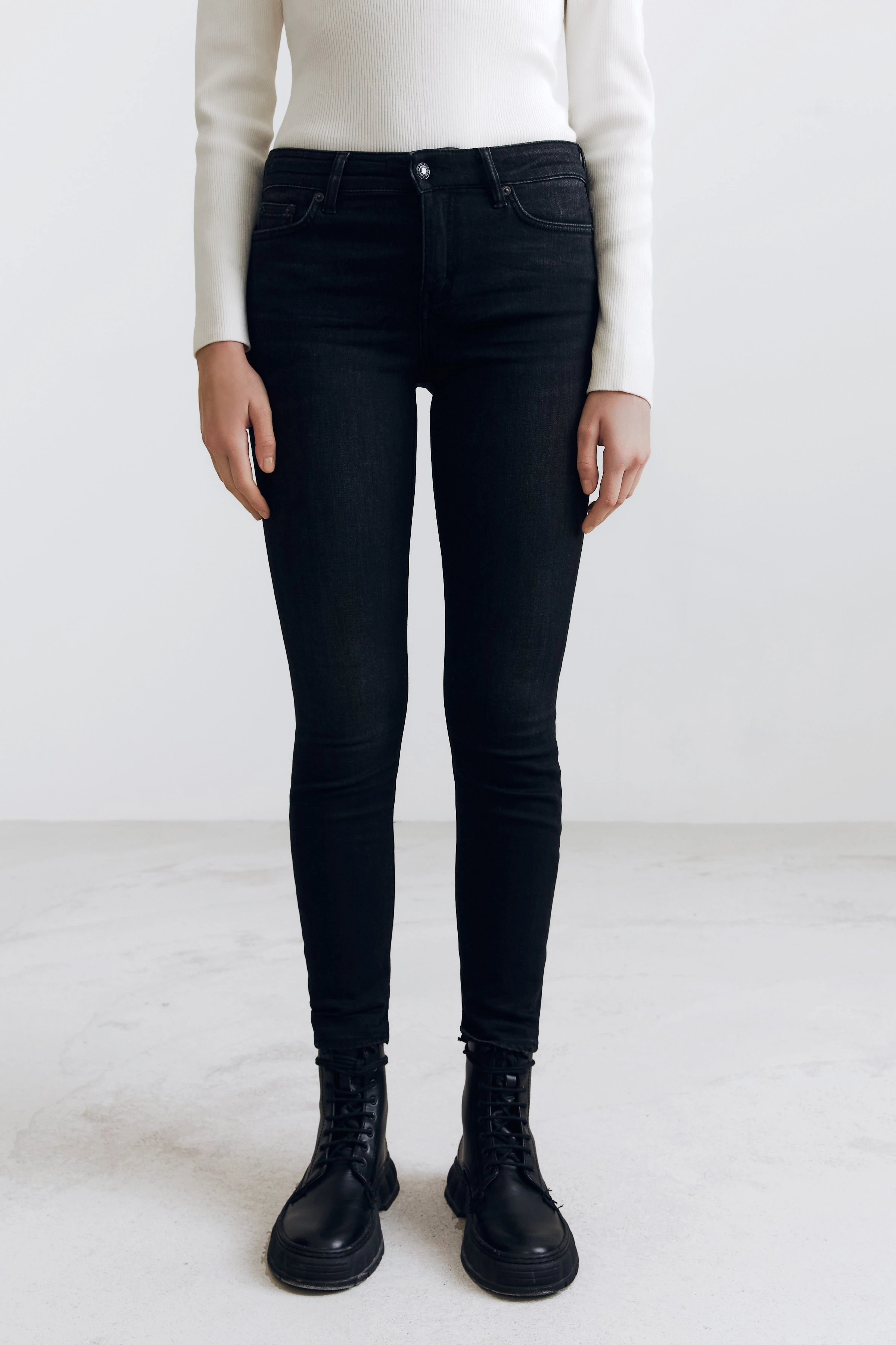NEED - skinny jeans in black denim - women - Natural Aluminium - Frontansicht