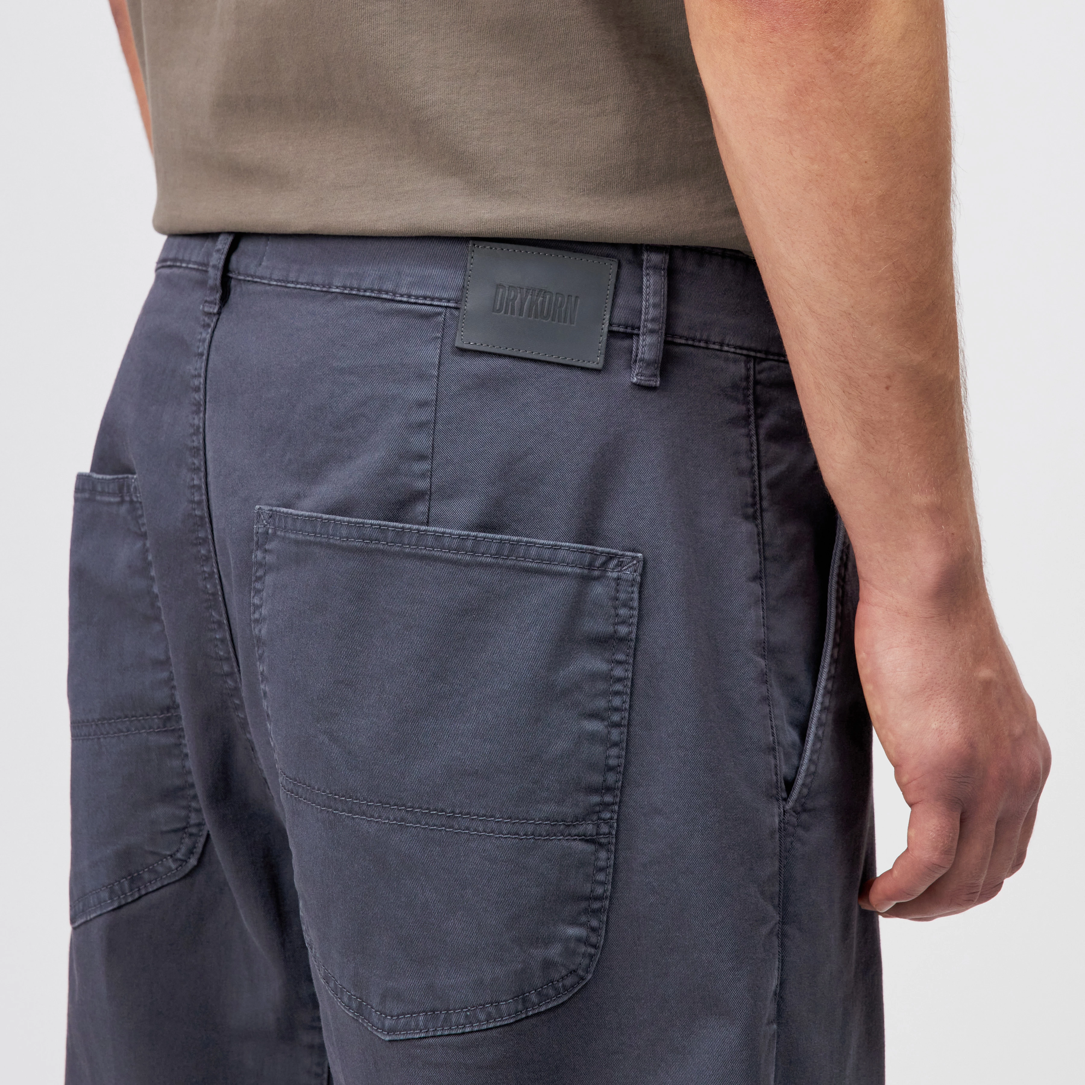GONAGO - Utility Hose in cotton blend - men - blue - Detailansicht am Model