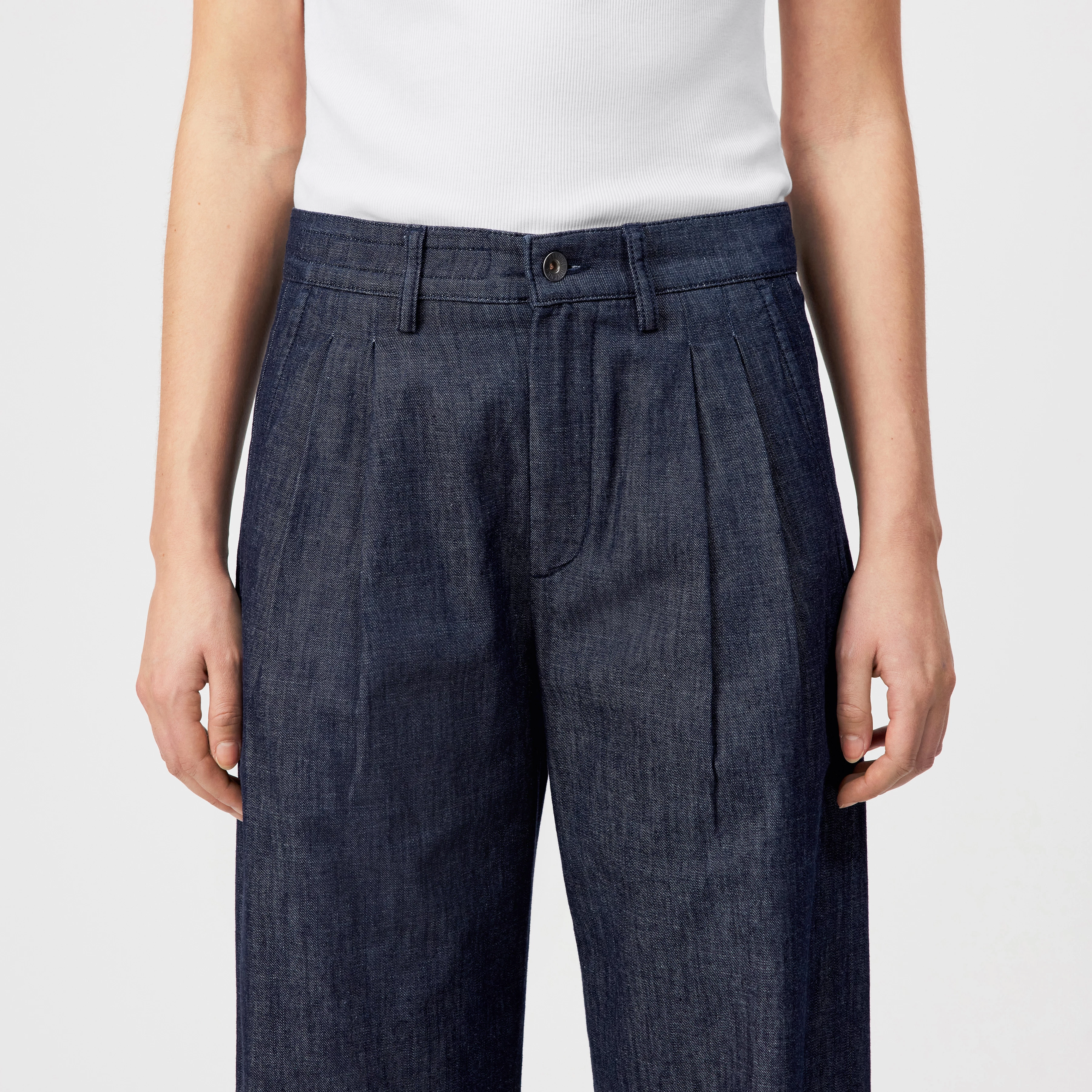 BEHANCE - 5-Pocket Hose mit Bundfalten in reiner Baumwolle - Damen - blau - Detailansicht am Model