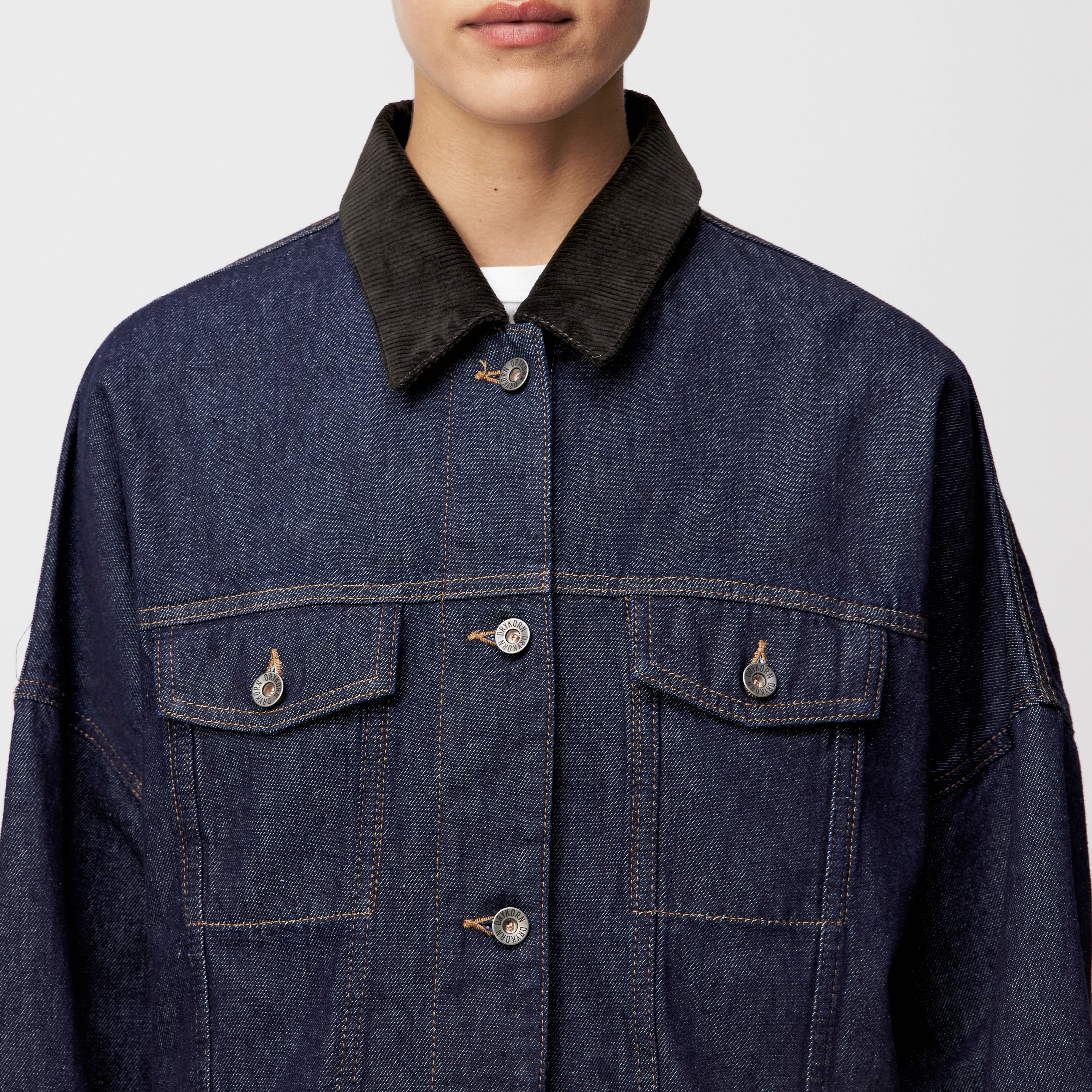 HOLBROOKS_1 - Denimjacke mit Kontrastkragen in Mid-Blue Denim - Damen - blau - Detailansicht am Model