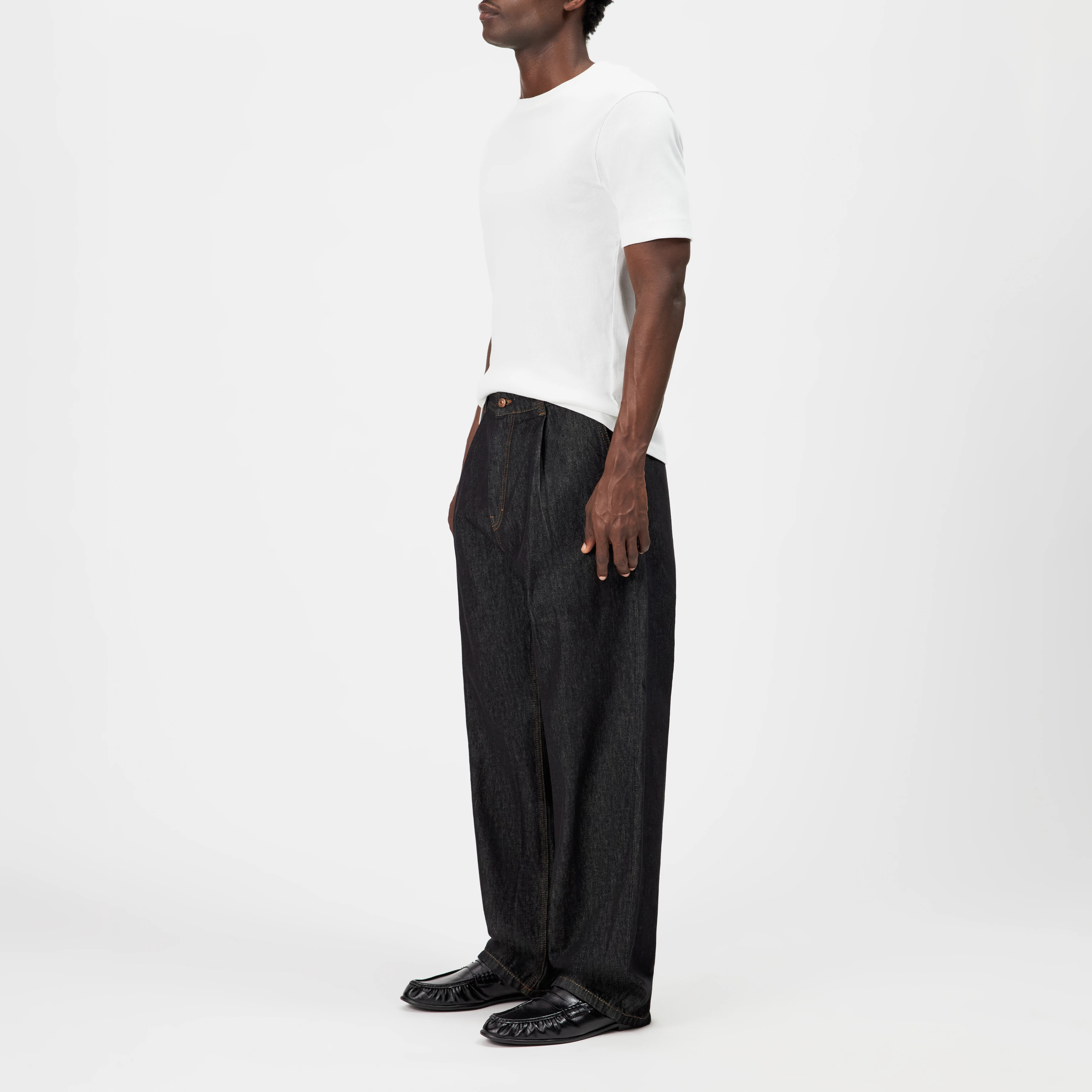 RIKKAD - Wide pleated trousers in dark denim - men - black - Seitenansicht