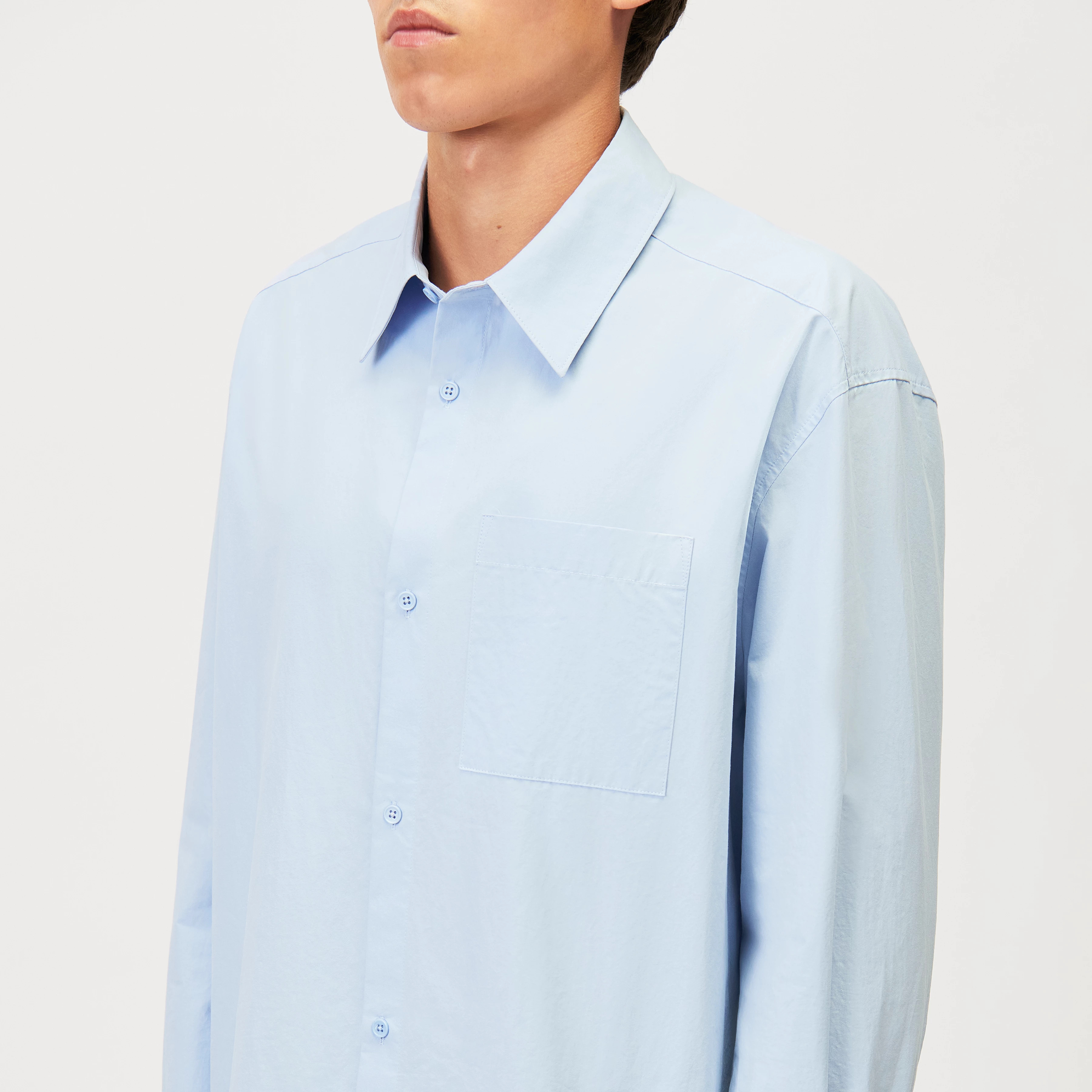 BAUNT - Regular Fit Pure Cotton Shirt - men - blue - Detailansicht am Model