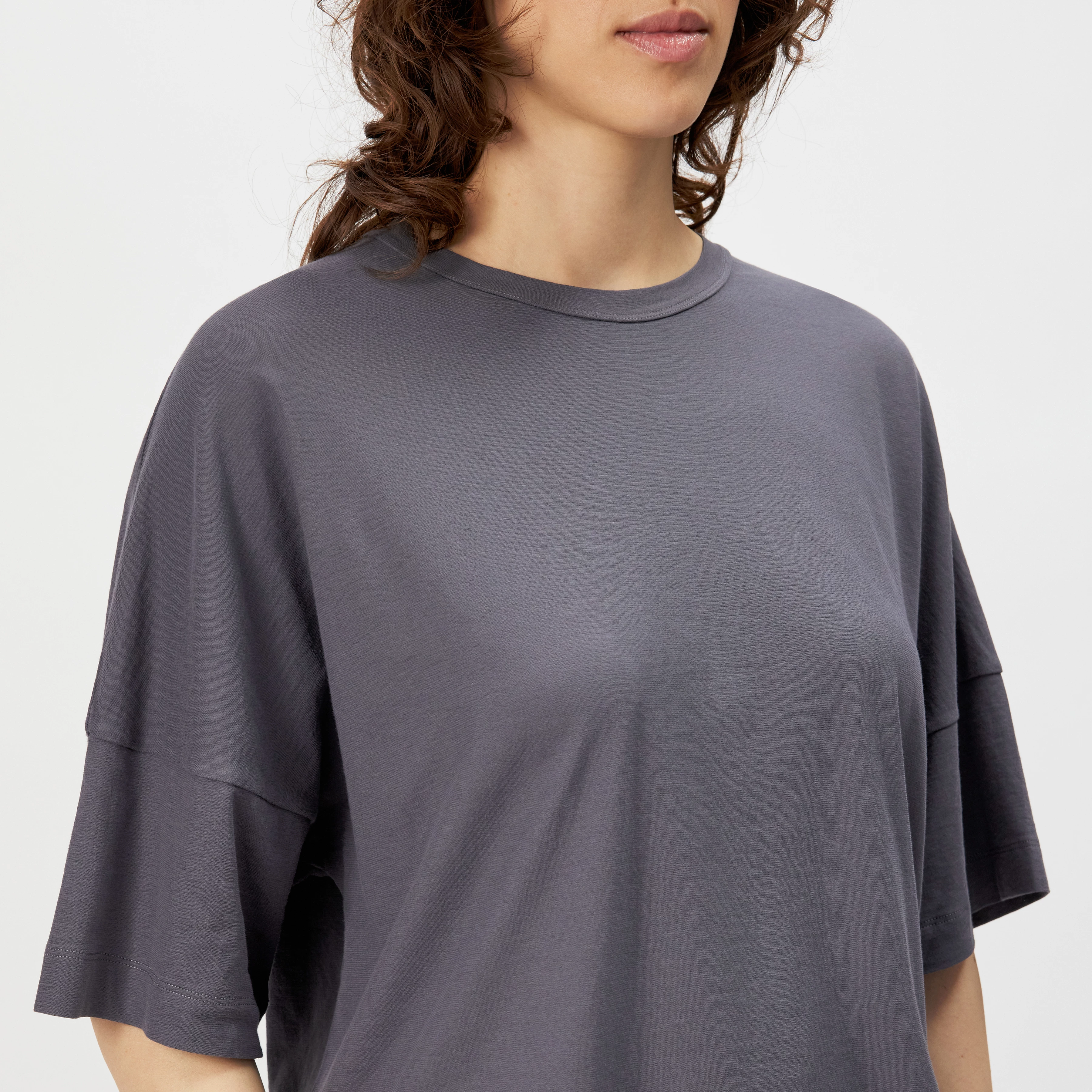 KUSIA - Lässiges T-Shirt in Baumwoll-Crepe - Damen - grau - Detailansicht am Model
