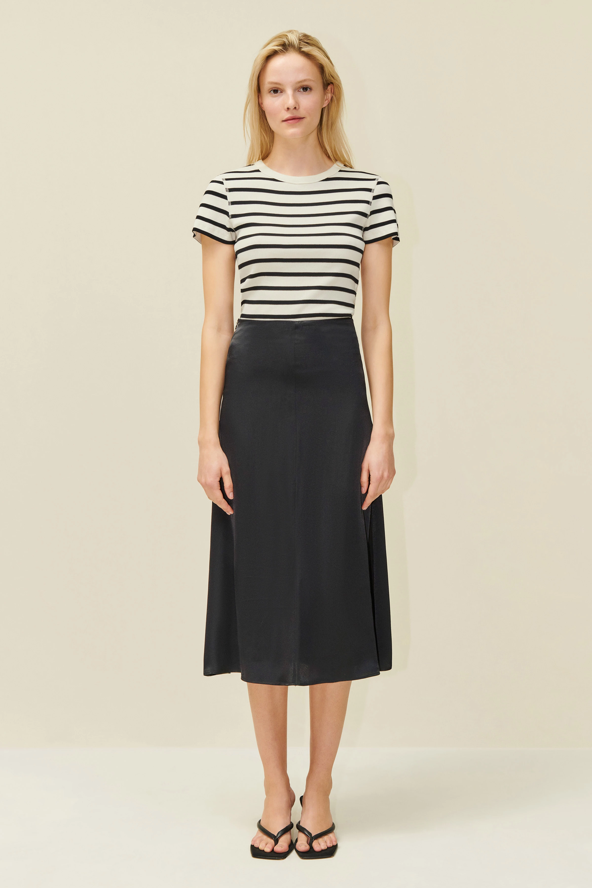 BENTE - Ausgestellter Midi-Rock - Damen - schwarz - Ganzkörper-Frontansicht