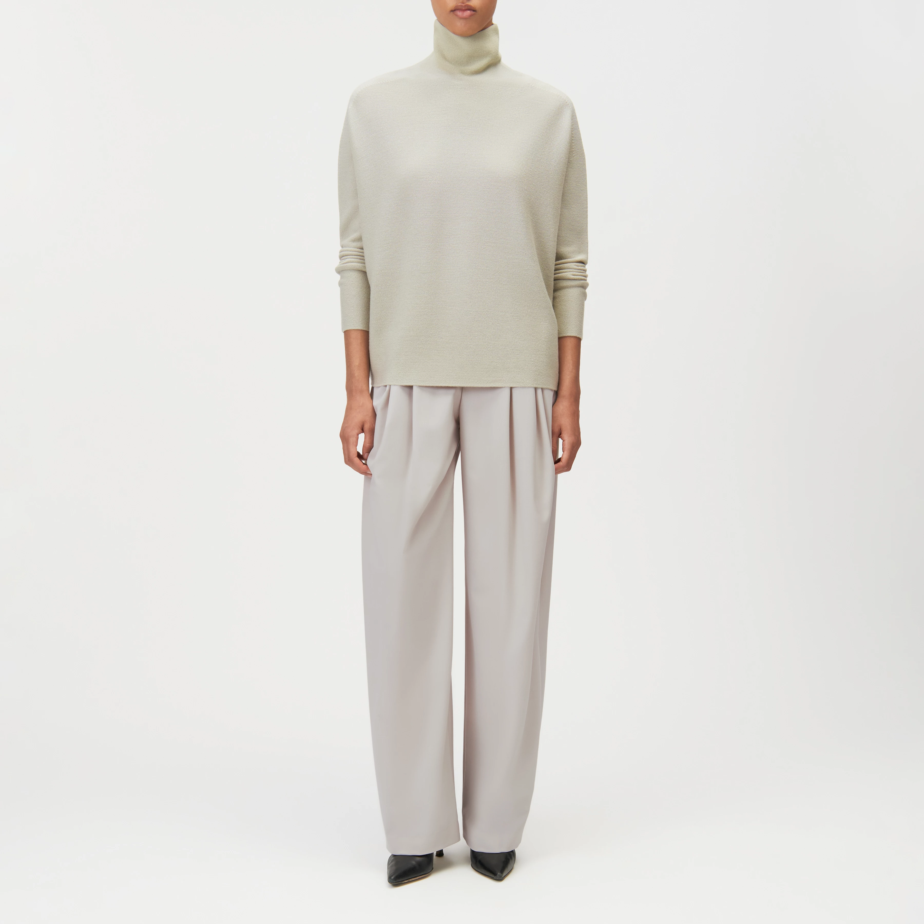 LIORA - Pull à col roulé forme œuf en 100% laine mérinos - women - vert - Ganzkörper-Frontansicht