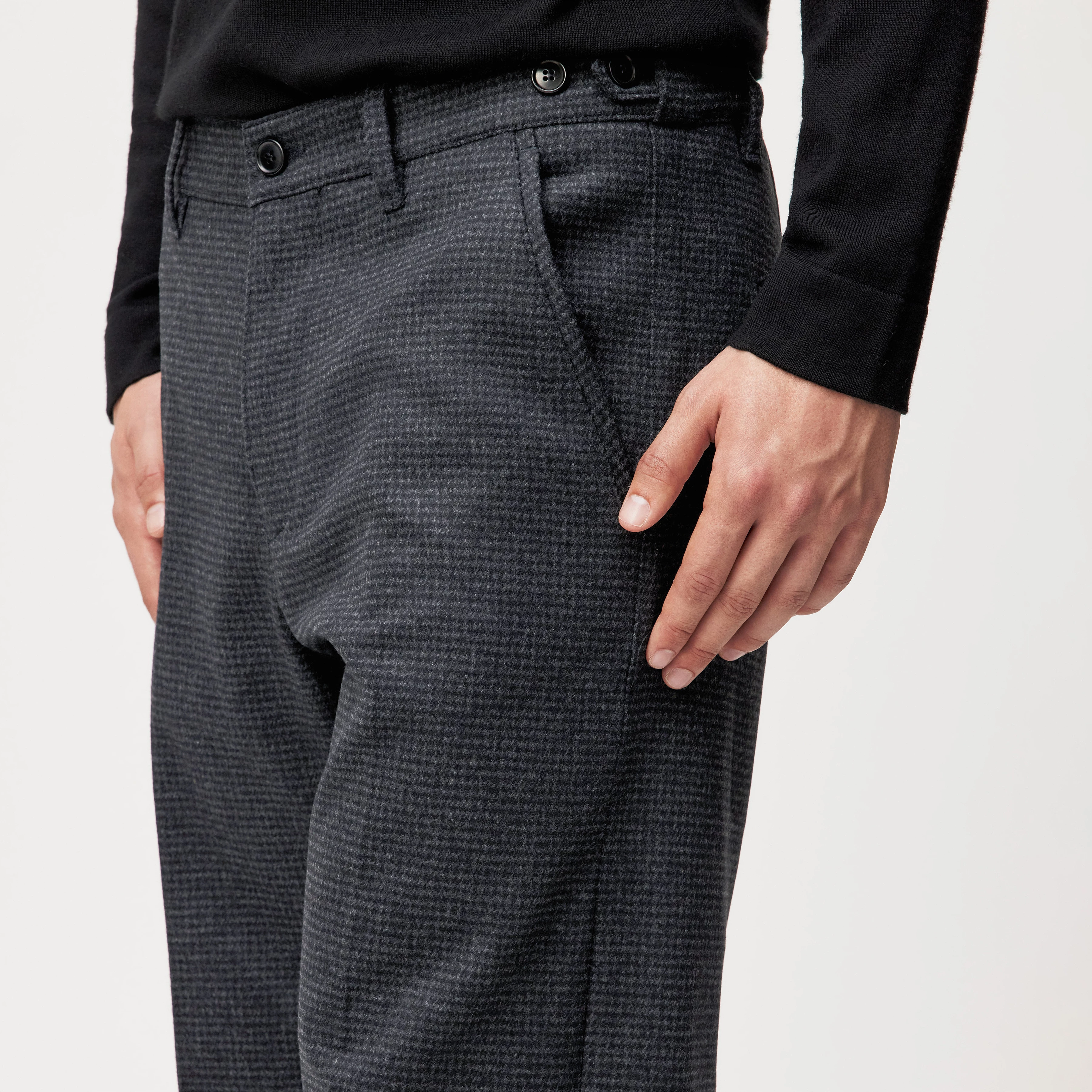 WYDER_SN - Weite Hose in Hahnentritt-Dessin - Herren - grau - Detailansicht am Model