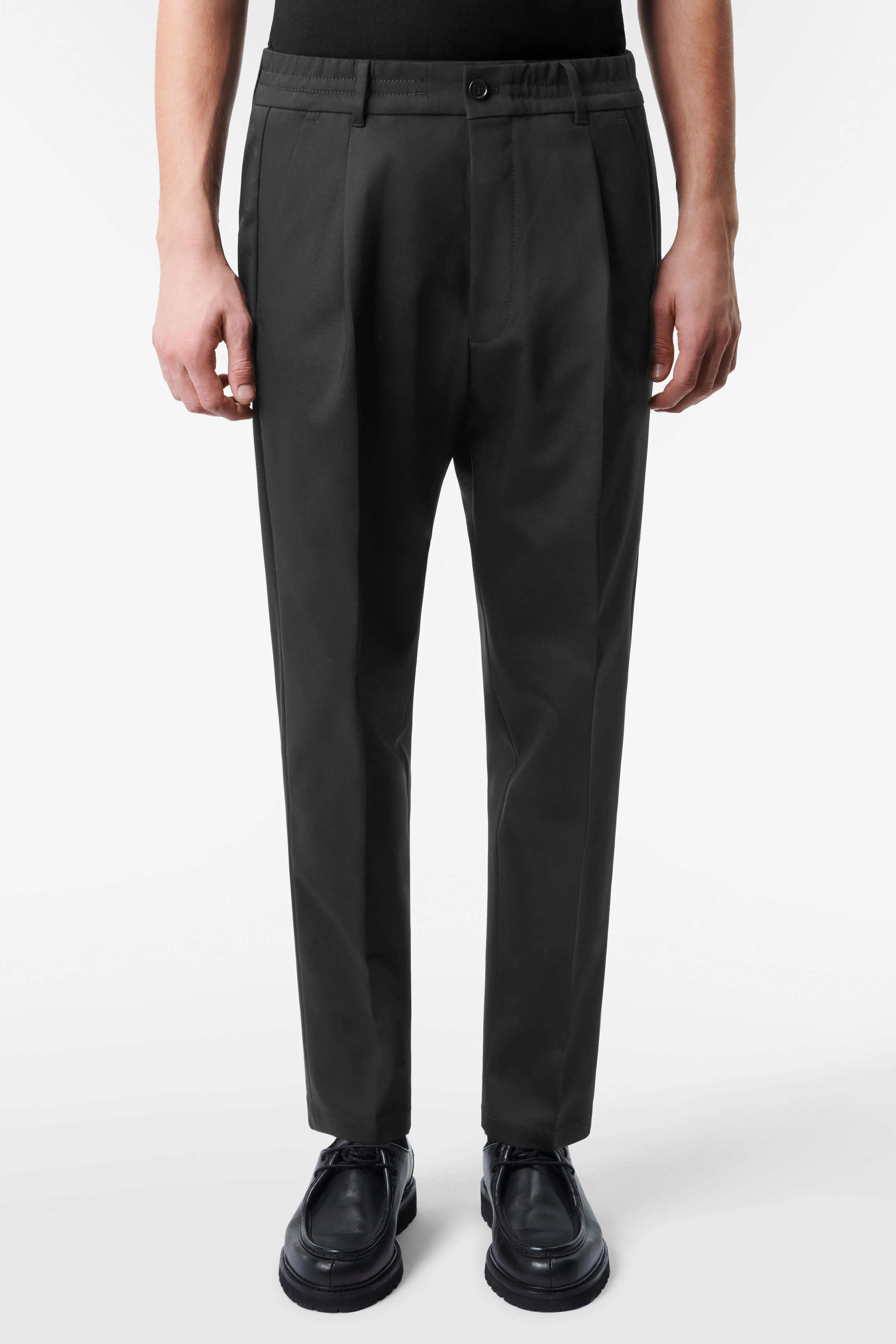 casual trousers with pleat in technostretch satin