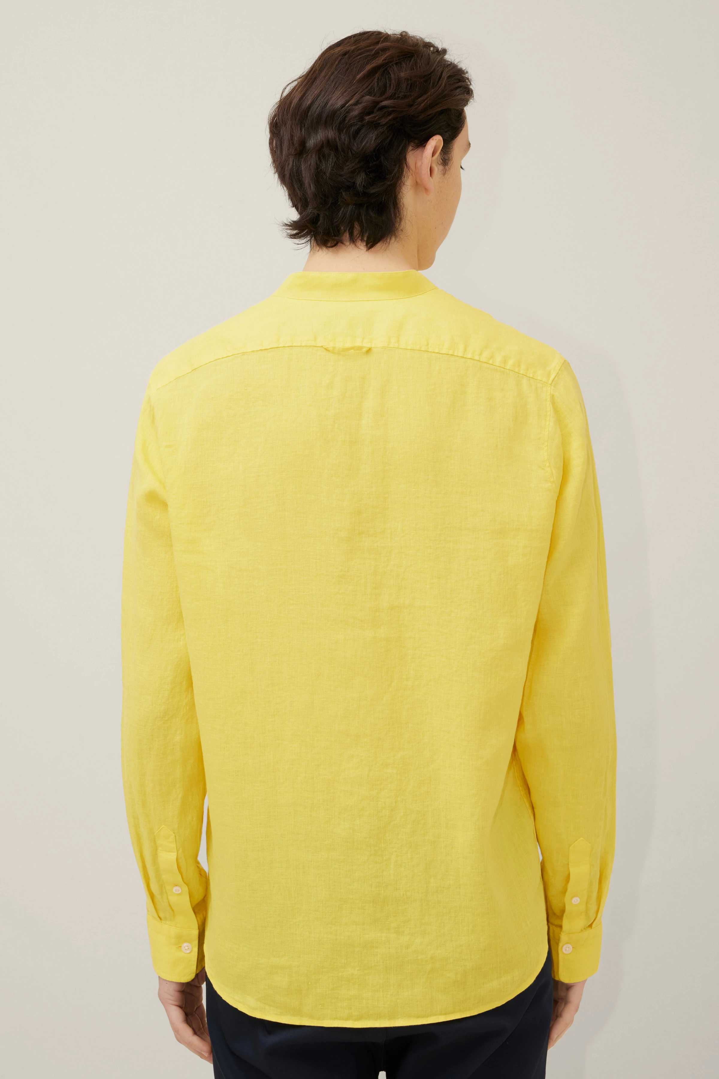 TAROK - pure linen shirt with stand up collar - men - yellow - Rückansicht
