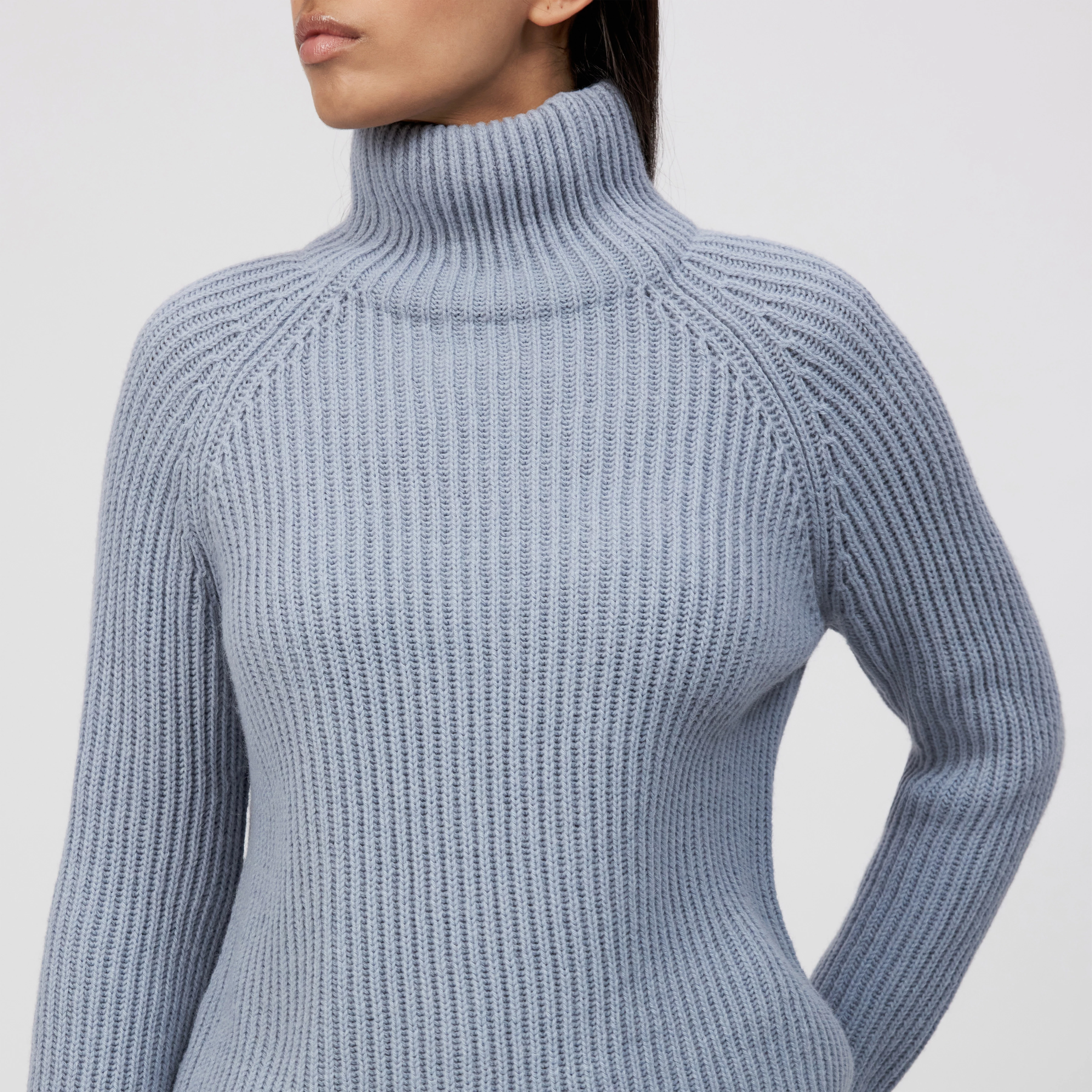 ARWEN - Pull à col roulé en laine et alpaga - women - bleu - Detailansicht am Model