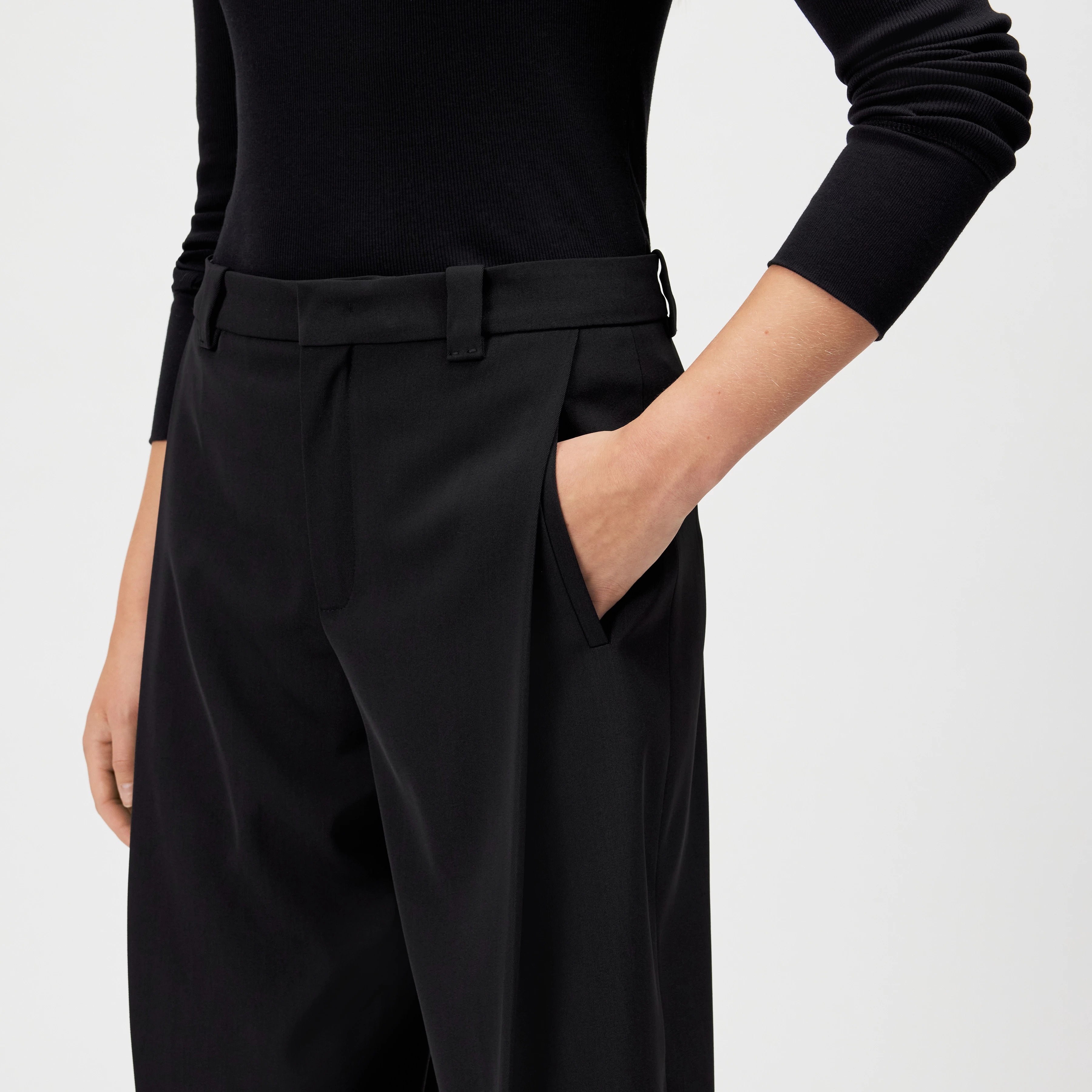 UNPACK - Trousers in techno twill - women - black - Detailansicht am Model