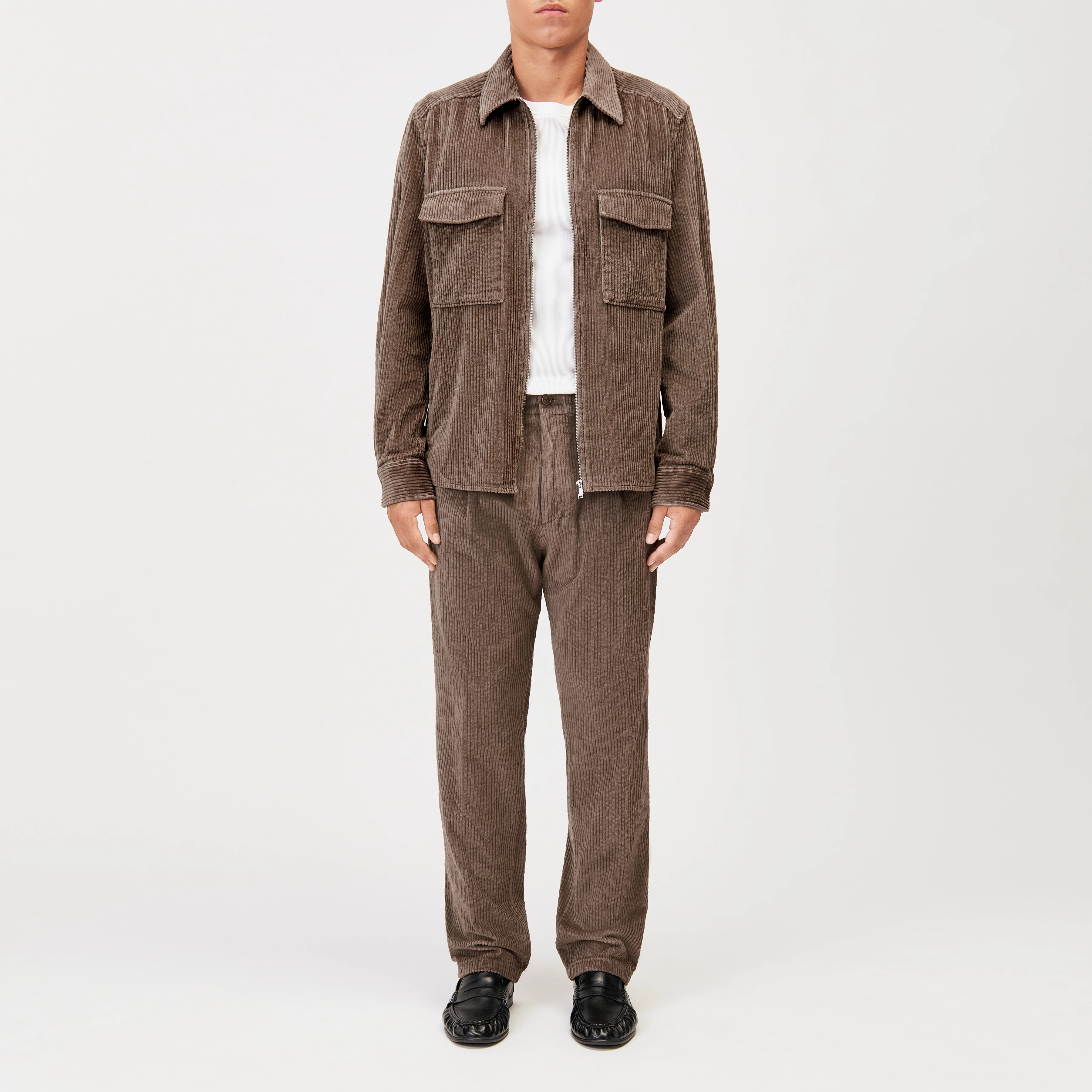 CHASY_RGLR - Casual Hose mit Bundfalte in Jumbo Cord - Herren - braun - Ganzkörper-Frontansicht