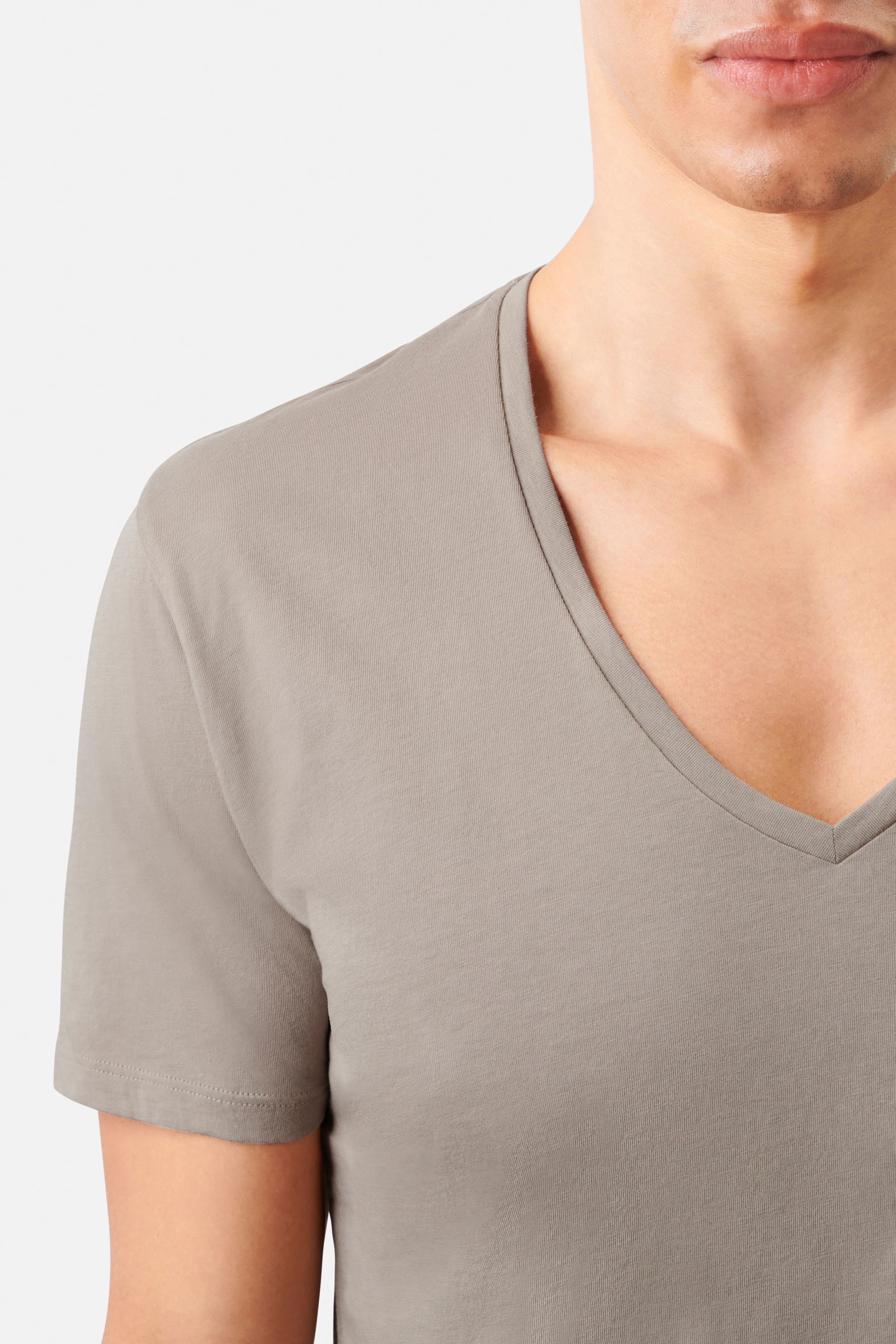 QUENTIN - body-hugging v-neck shirt in cotton - men - beige - Seitenansicht