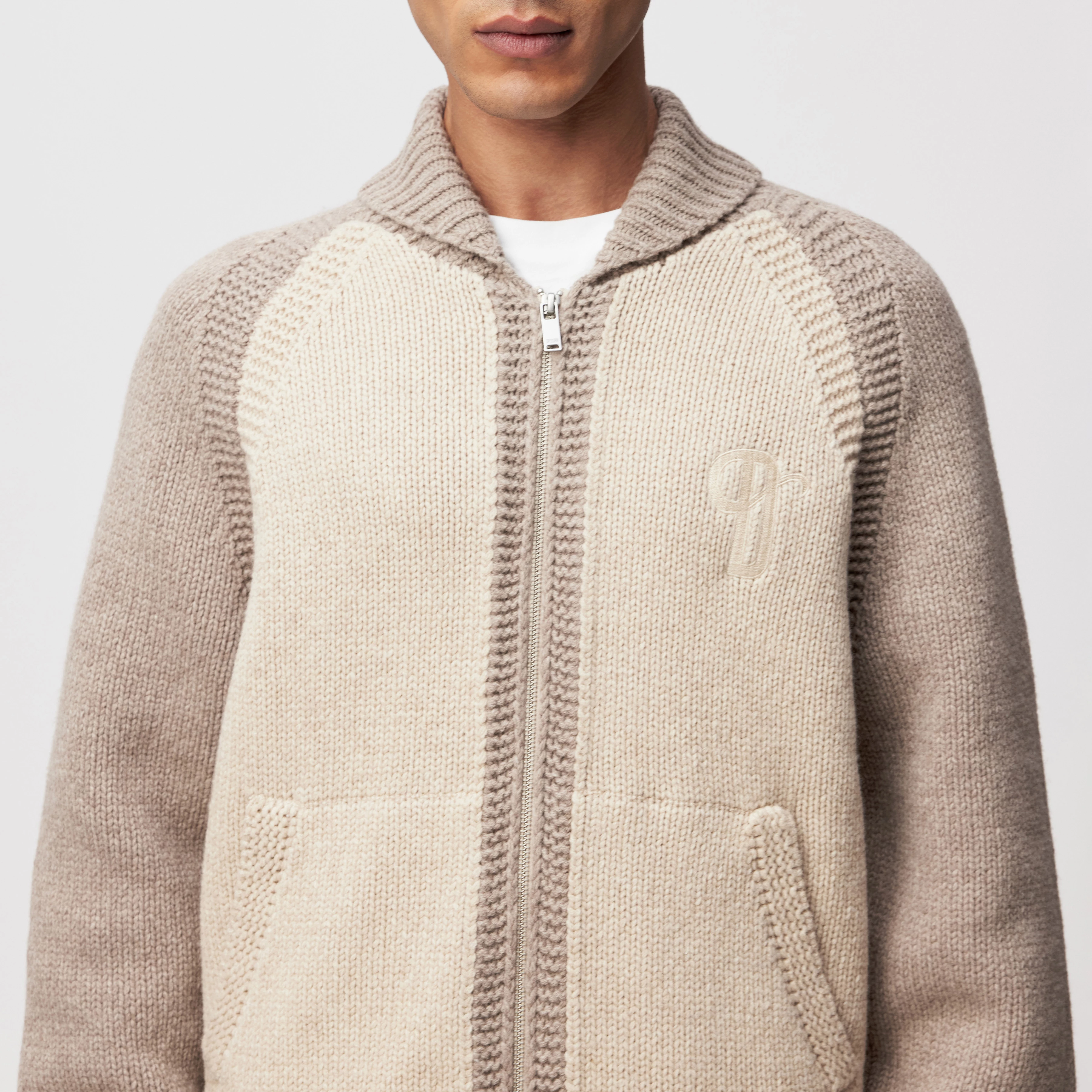 LAKYN - Cardigan in lambswool - men - brown - Detailansicht am Model