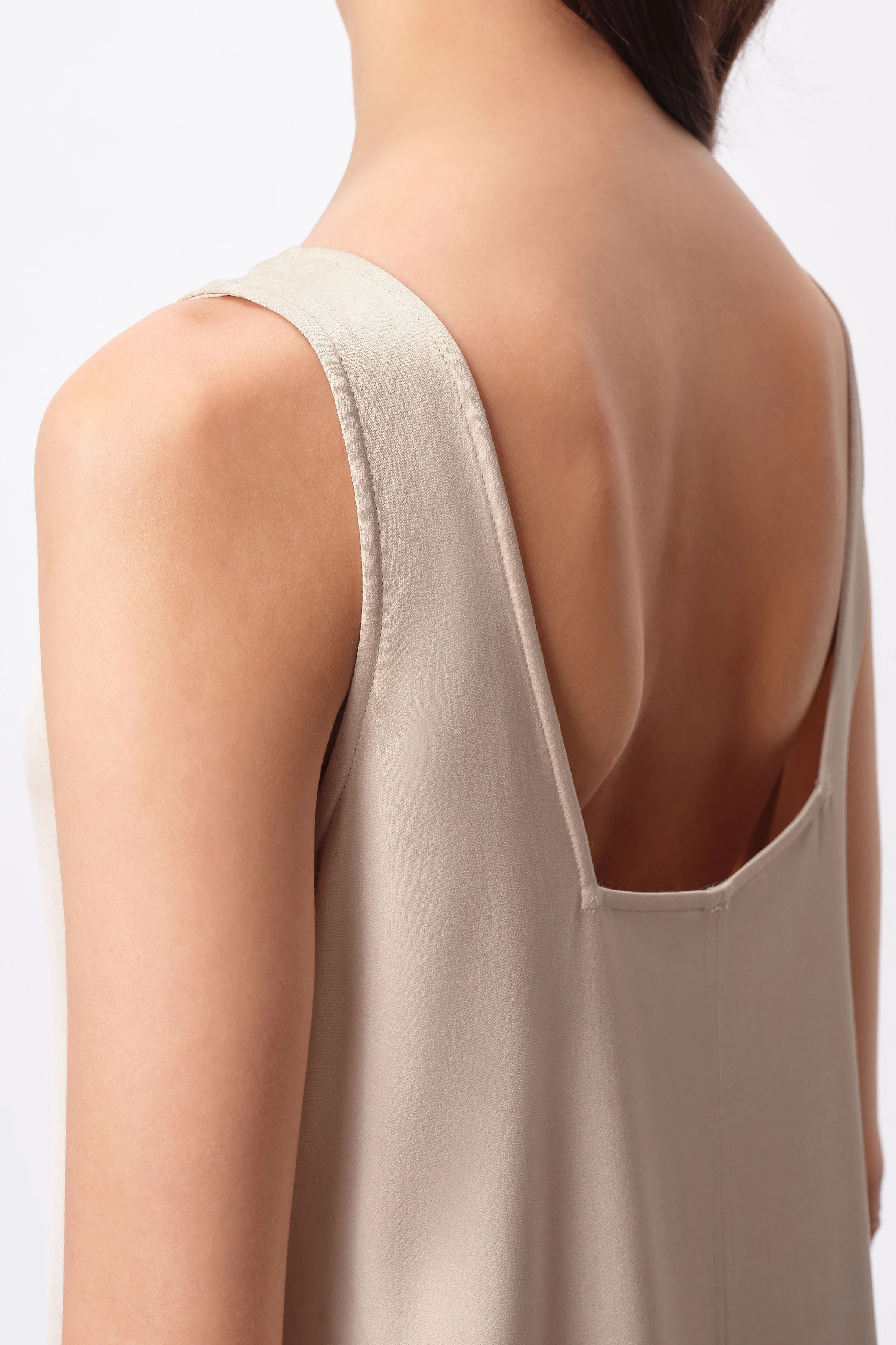 MAEVA - A-Linienkleid mit eckigem Ausschnitt in Satin - Damen - braun - Detailansicht am Model