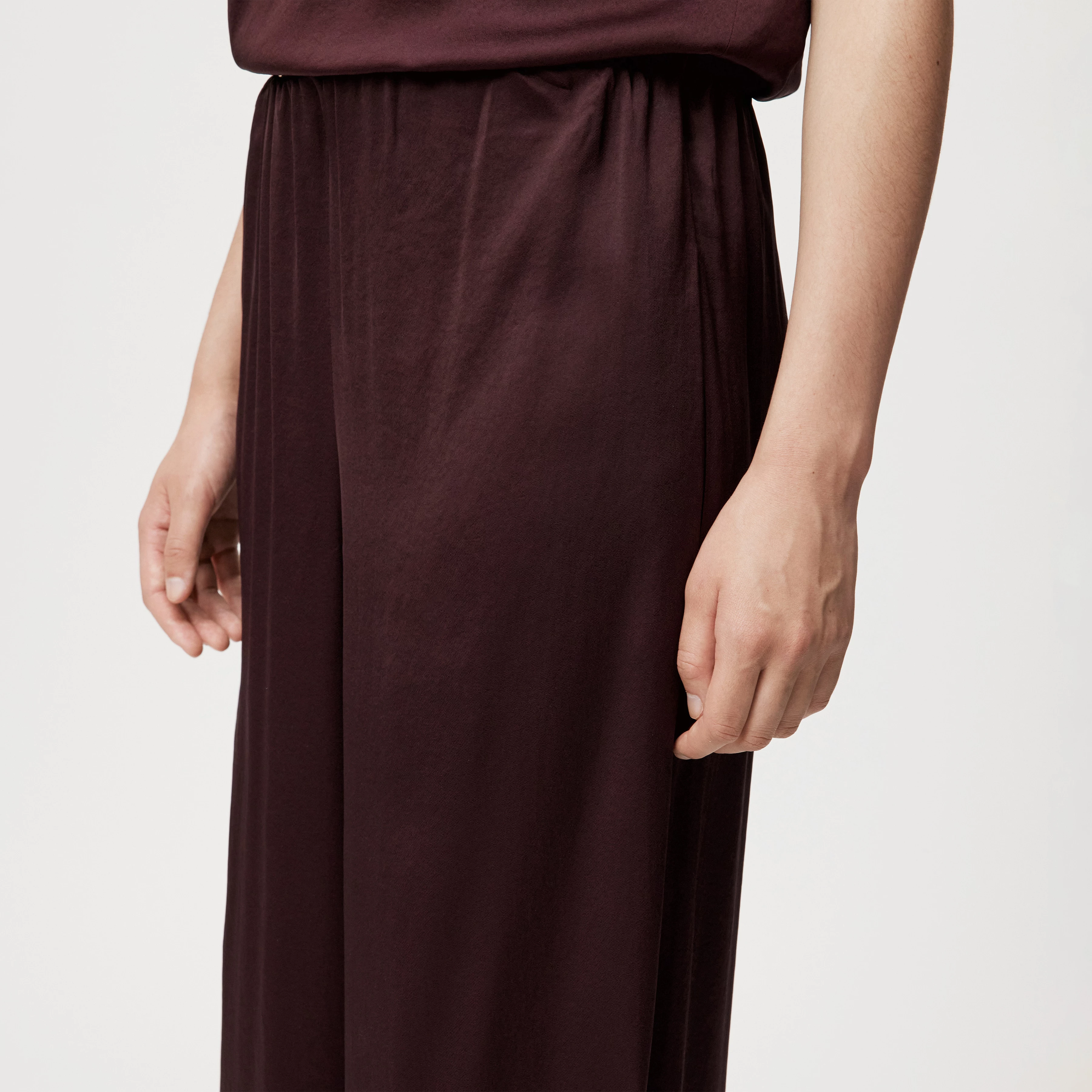 TWEEZER - Weite Hose in Satin - Damen - rot - Detailansicht am Model