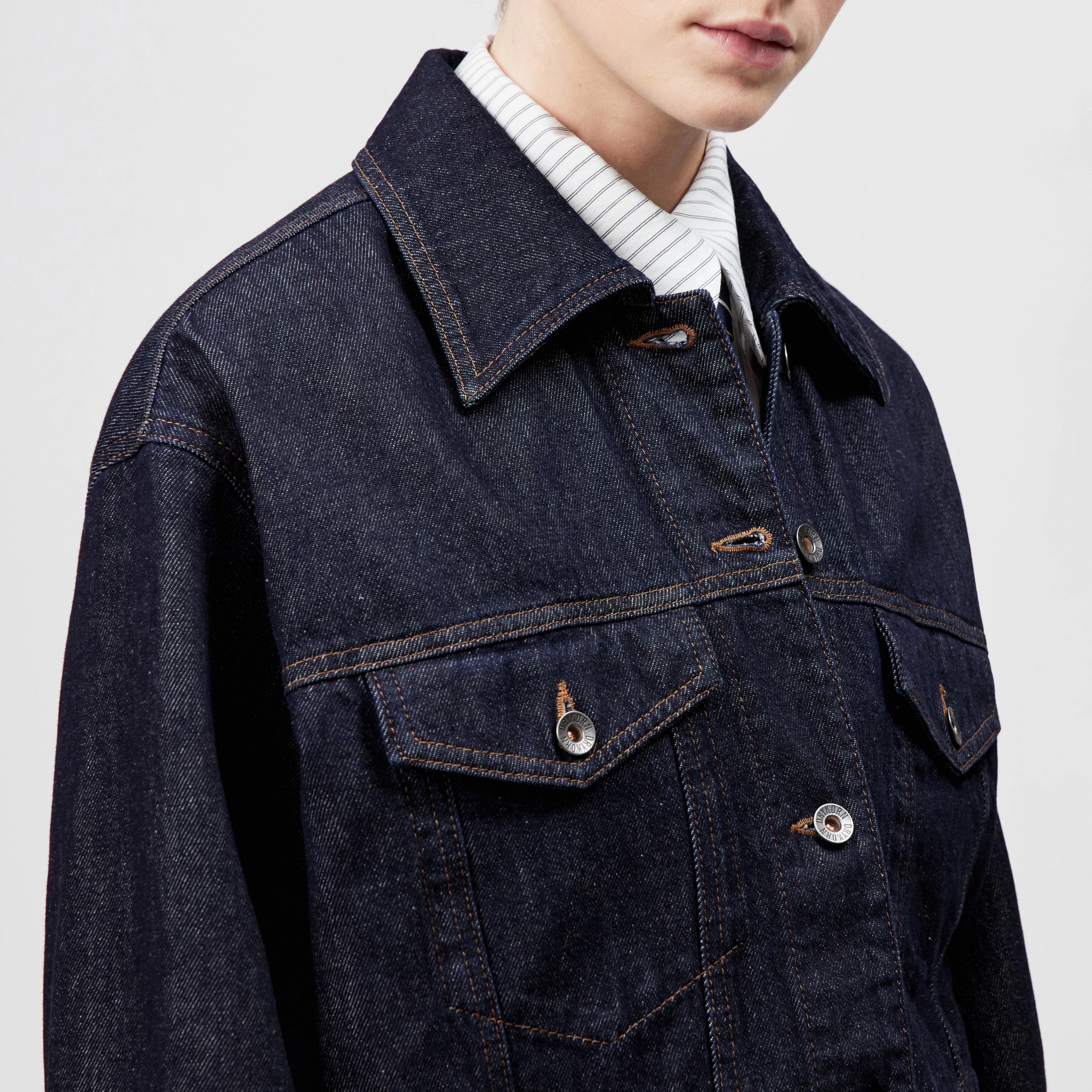 UPHALL - Oversized pure cotton denim jacket - women - blue - Detailansicht am Model