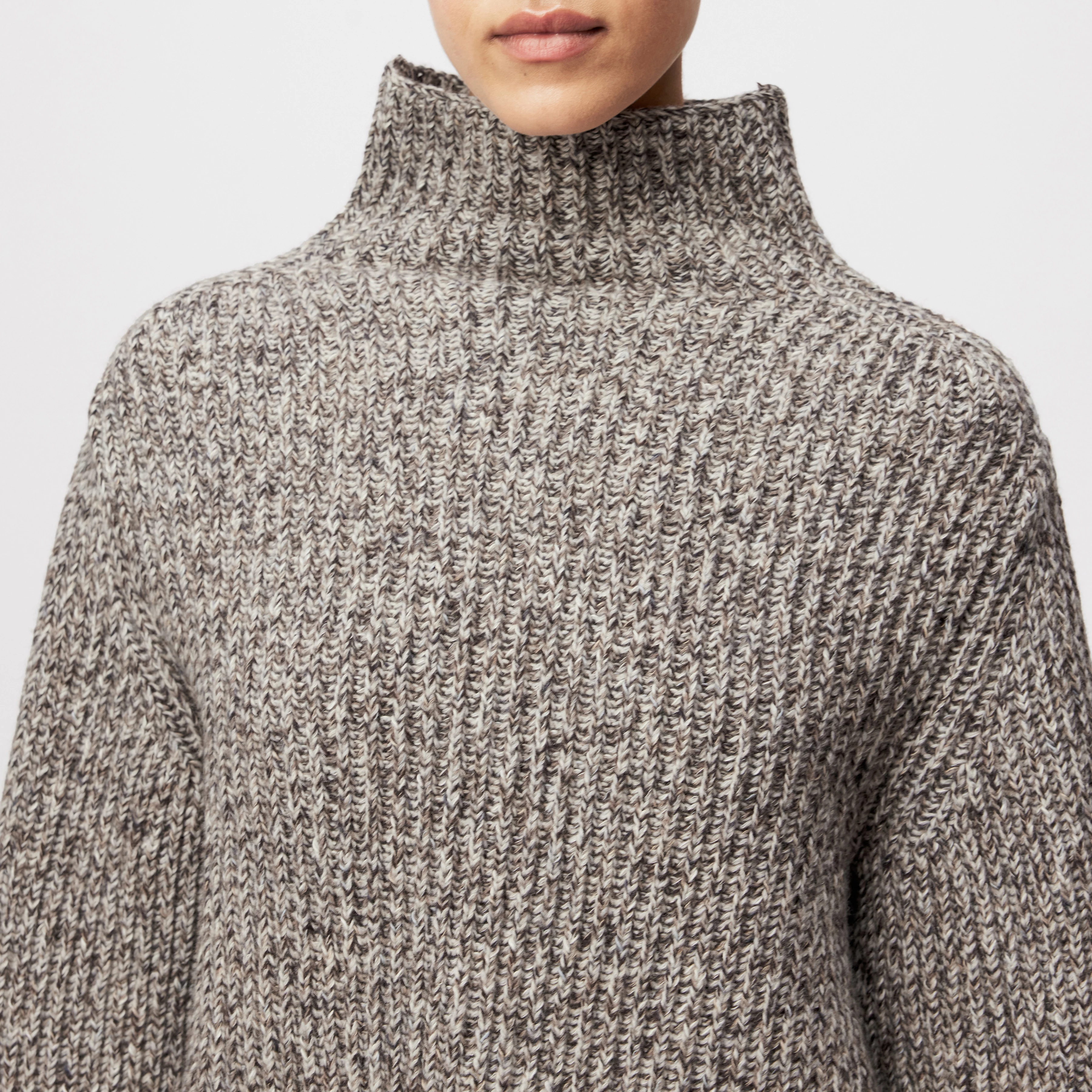 VARISA - Turtleneck jumper in wool-cotton blend - women - brown - Detailansicht am Model