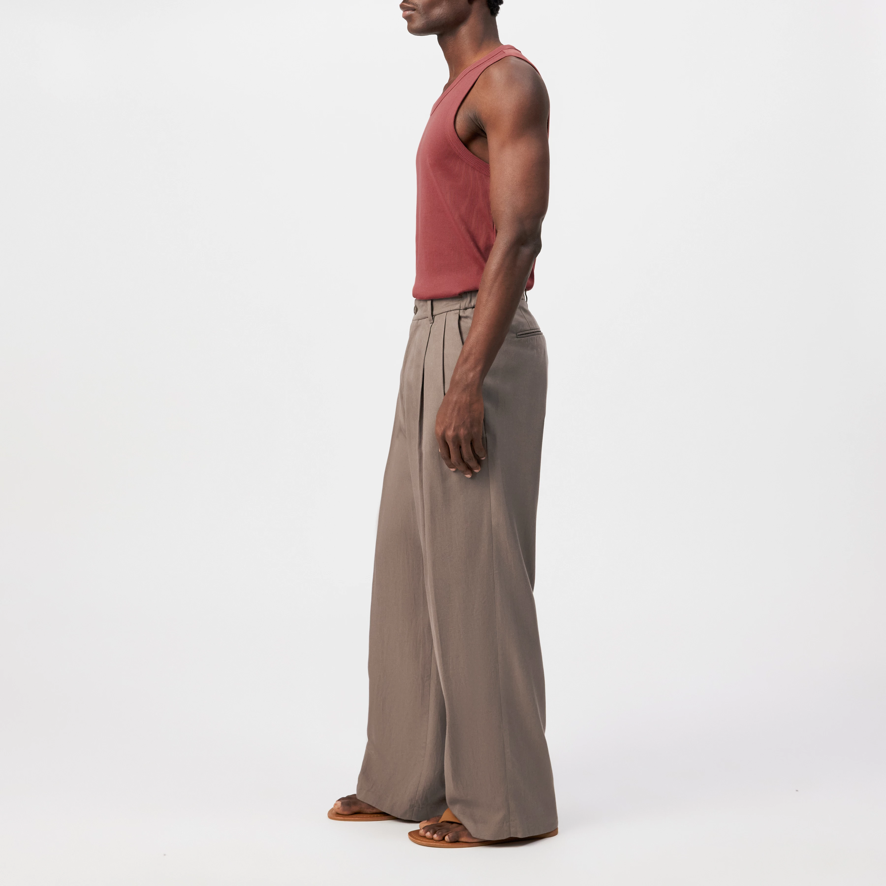 LEEK_WIDE - Relaxed Fit Bundfaltenhose aus reinem Lyocell-Twill - Herren - braun - Seitenansicht
