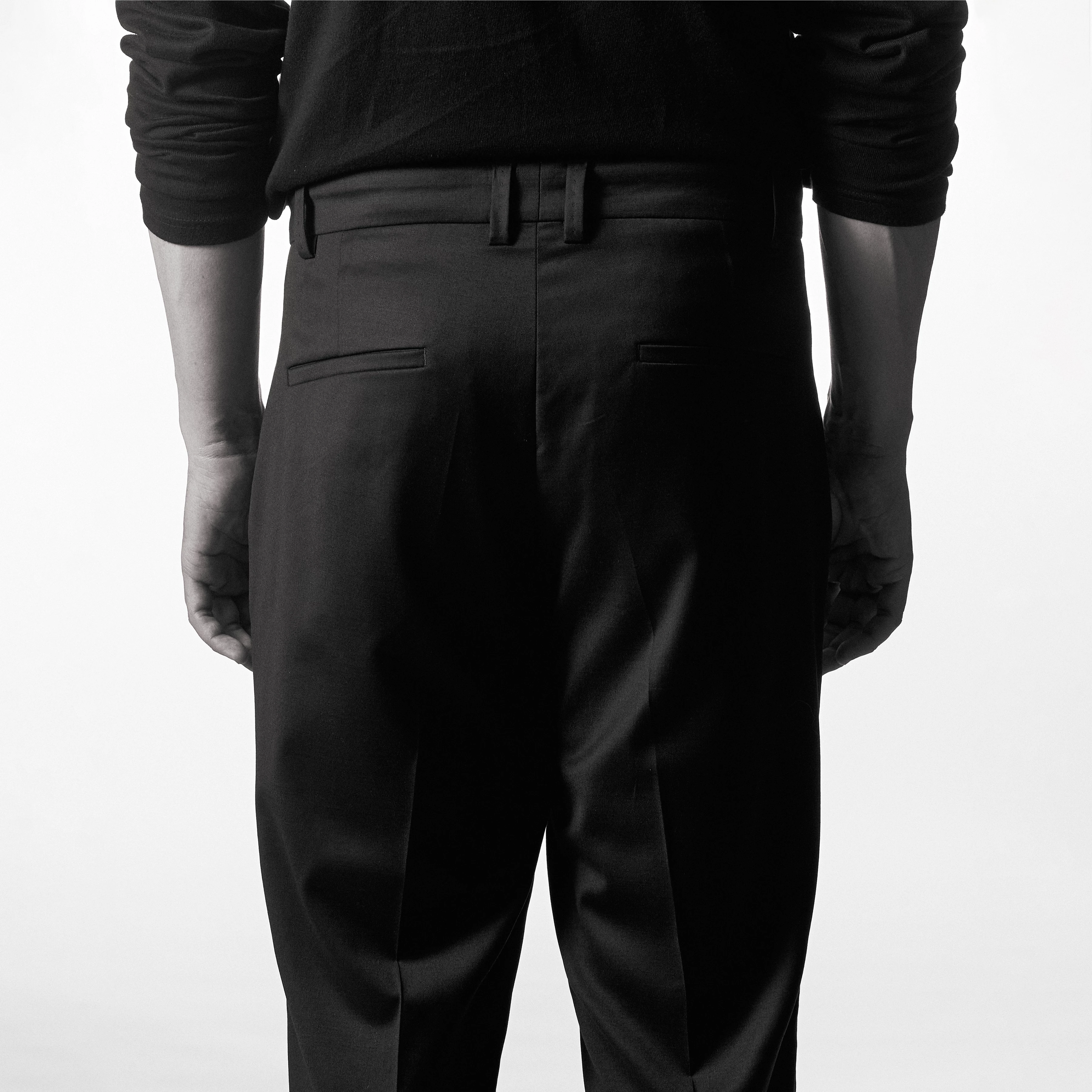 DRYHARDY - Bootcut trousers in a premium wool blend - men - black - Detailansicht am Model