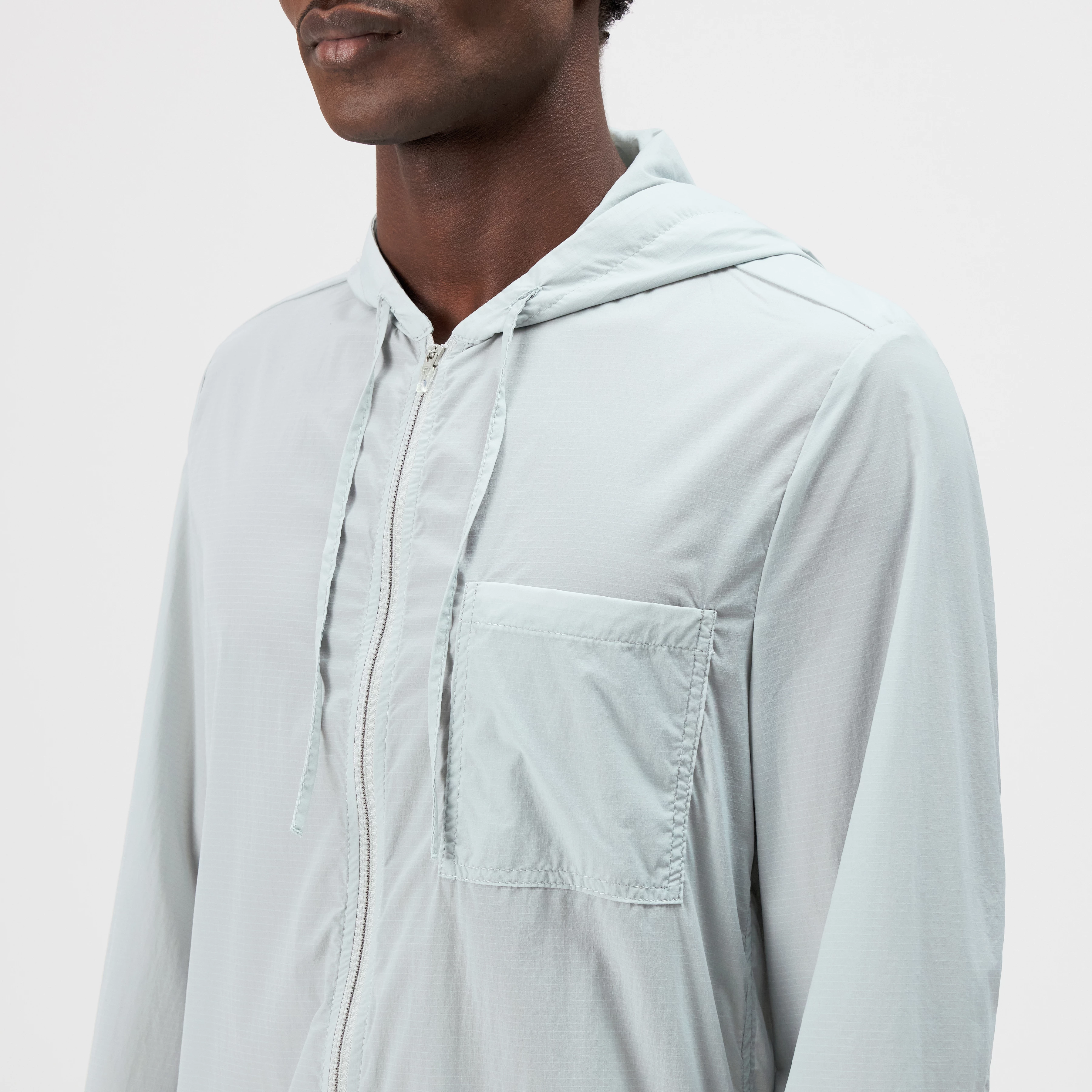JENON - Tech Ripstop Zip Hoodie Jacket - men - grey - Detailansicht am Model