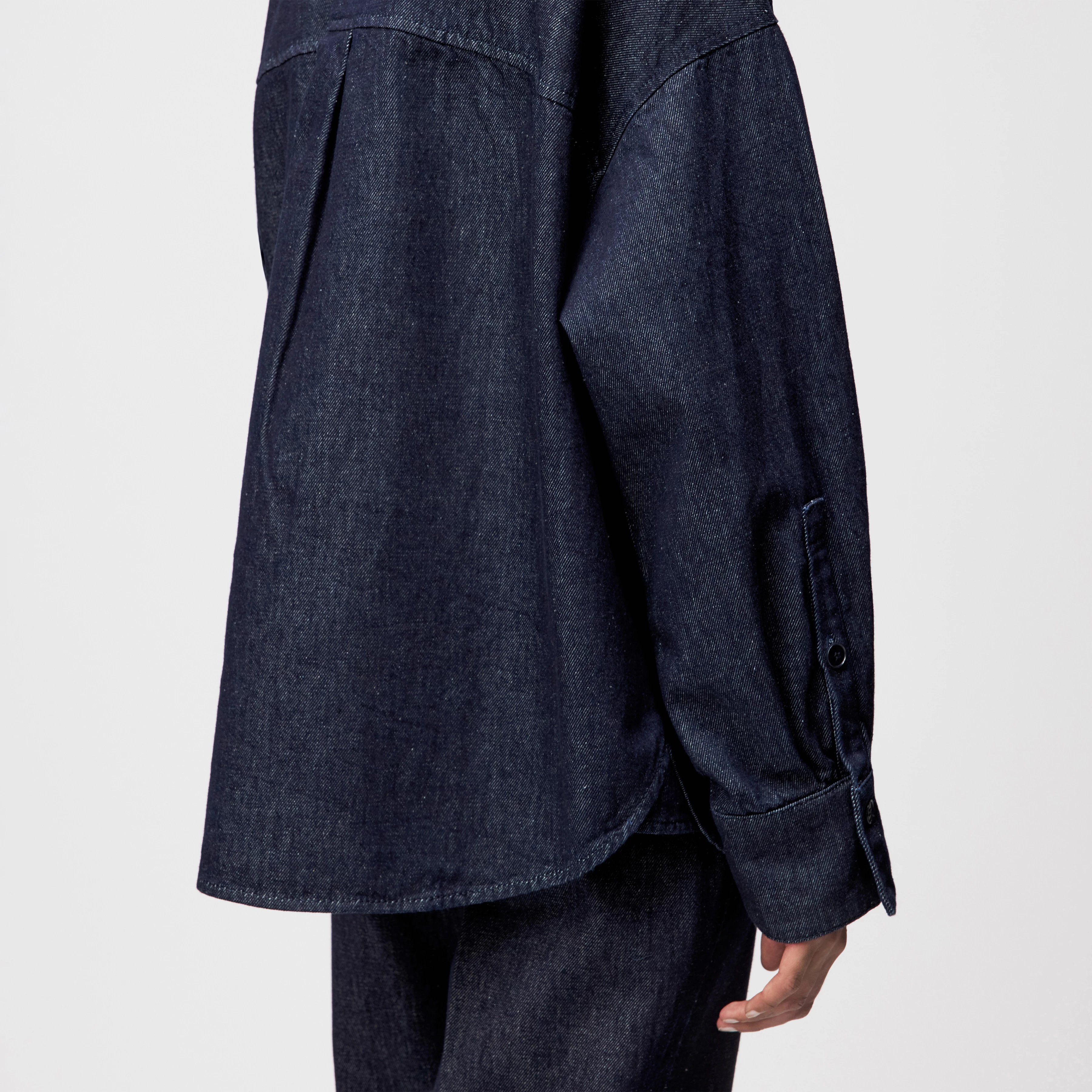 BAYLEE - Overshirt in Mid-Blue Denim - Damen - blau - Detailansicht am Model