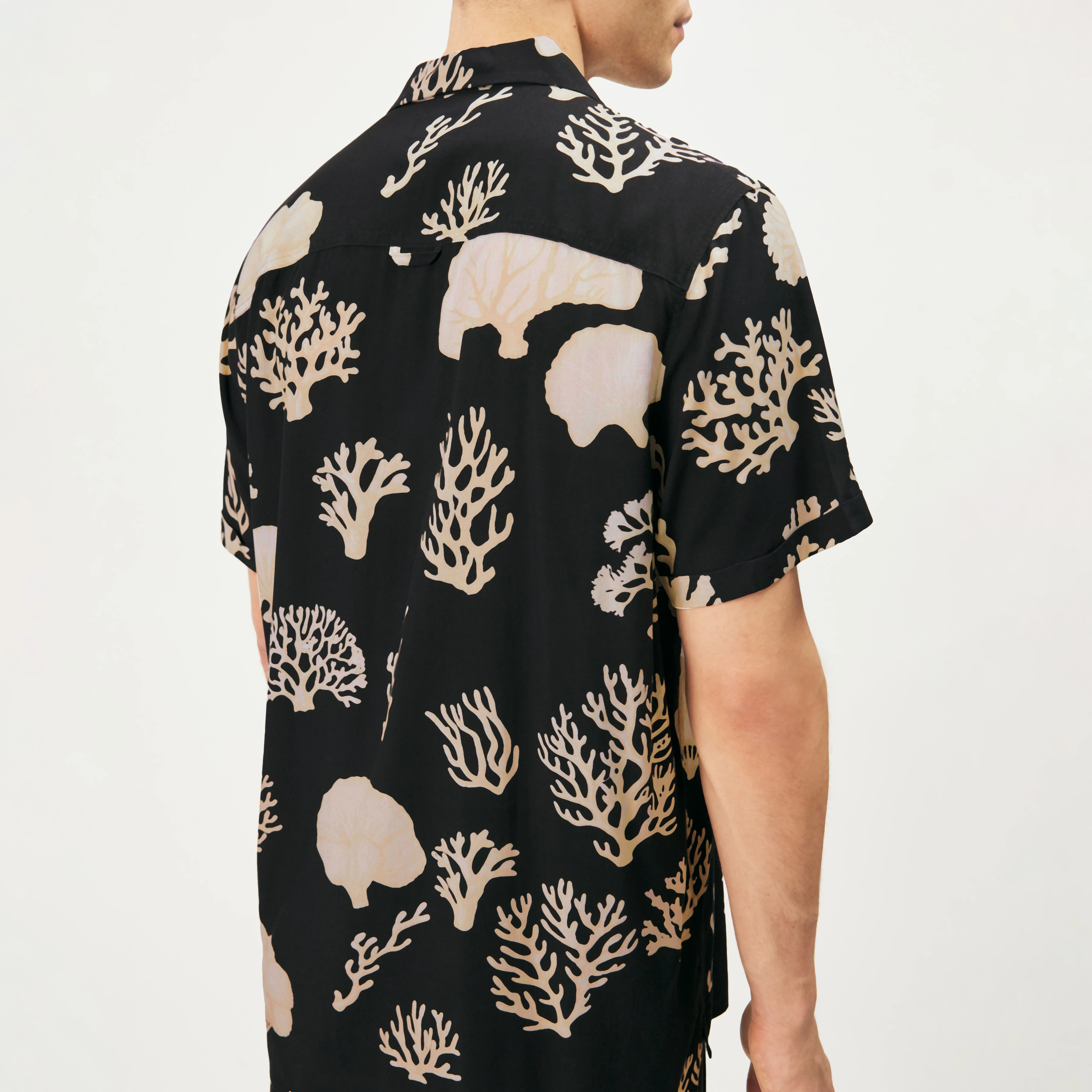 BIJAN_2 - Casual short-sleeve shirt with coral print - men - black - Detailansicht am Model