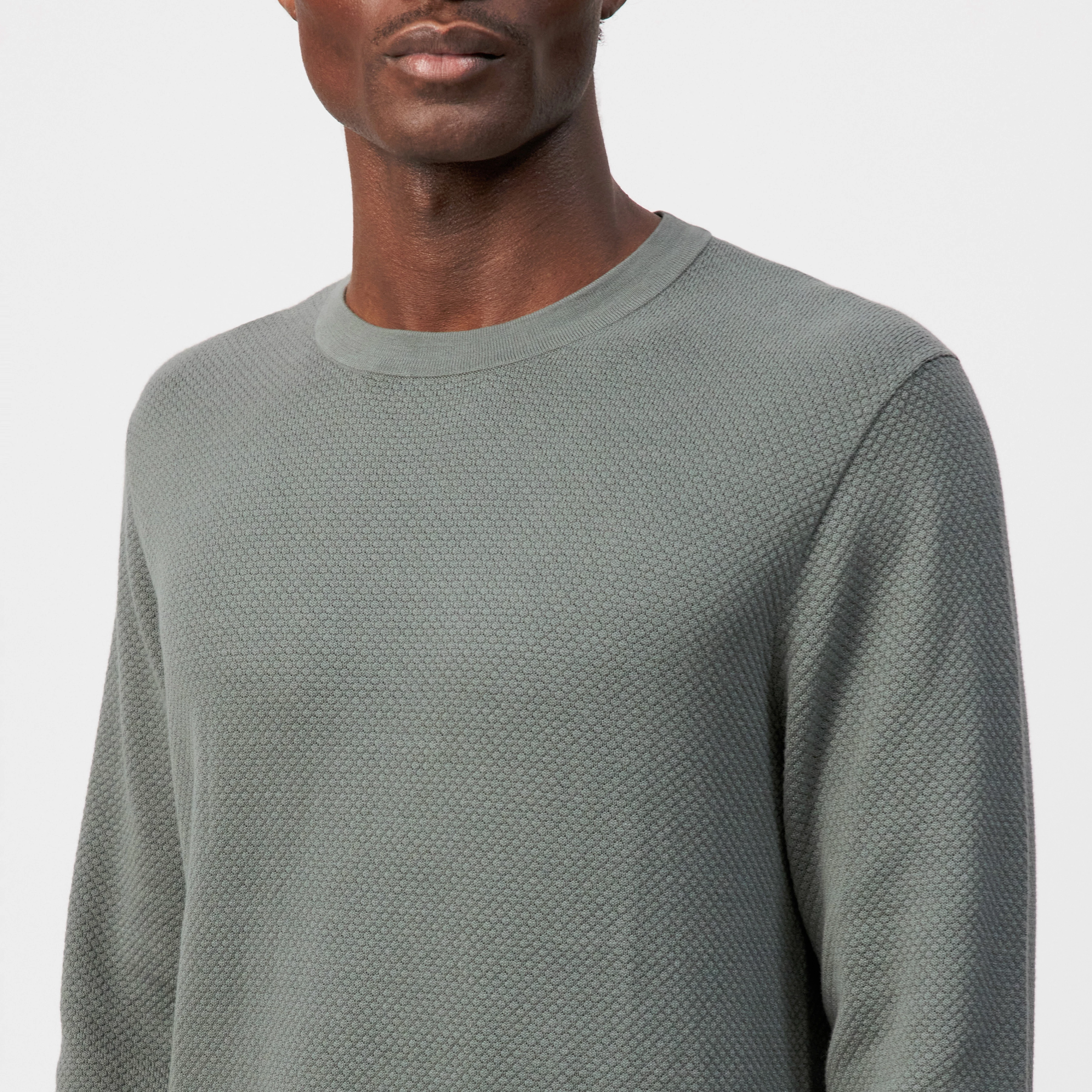 IRMINO - Longsleeve in cotton ajour - men - green - Detailansicht am Model