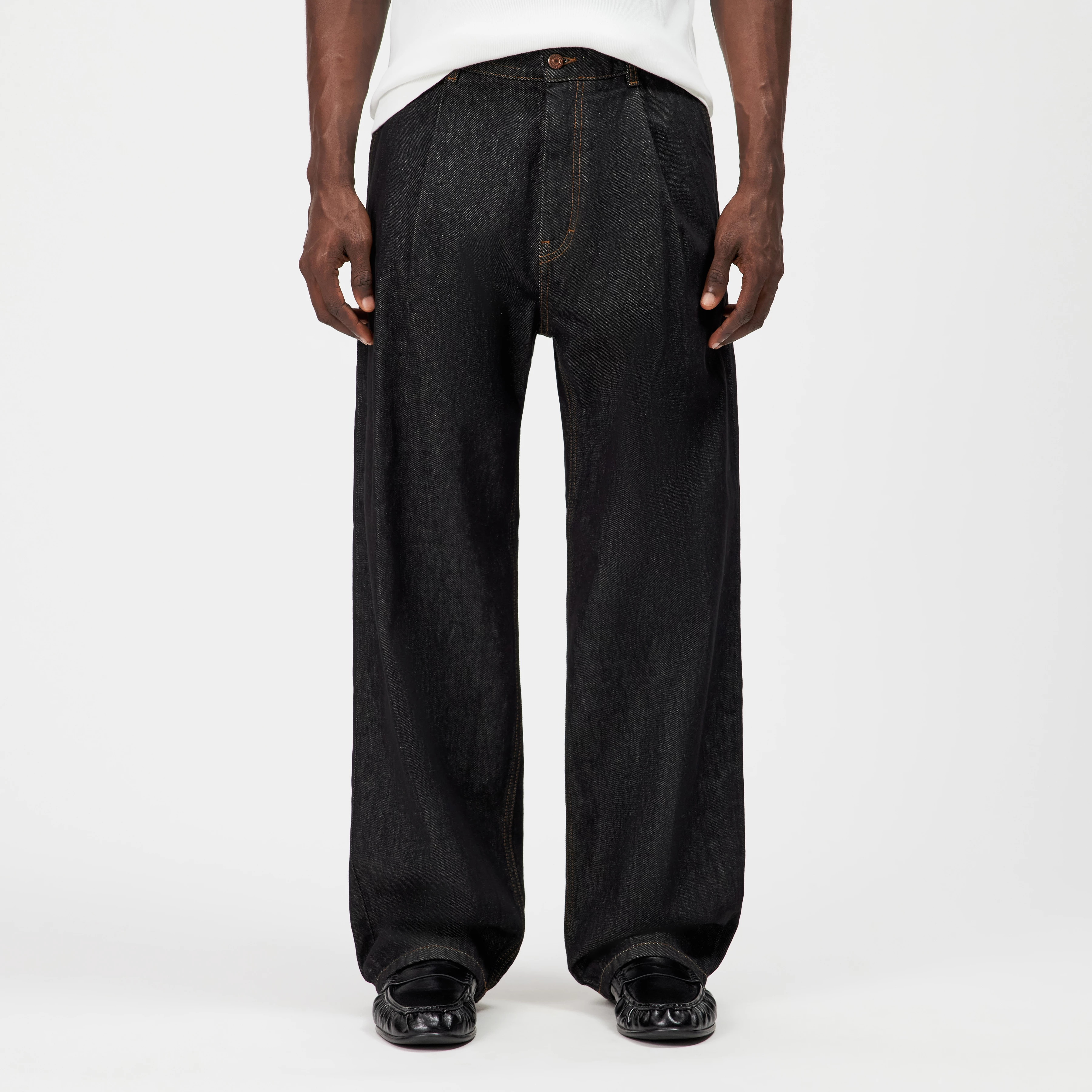 RIKKAD - Wide pleated trousers in dark denim - men - black - Frontansicht
