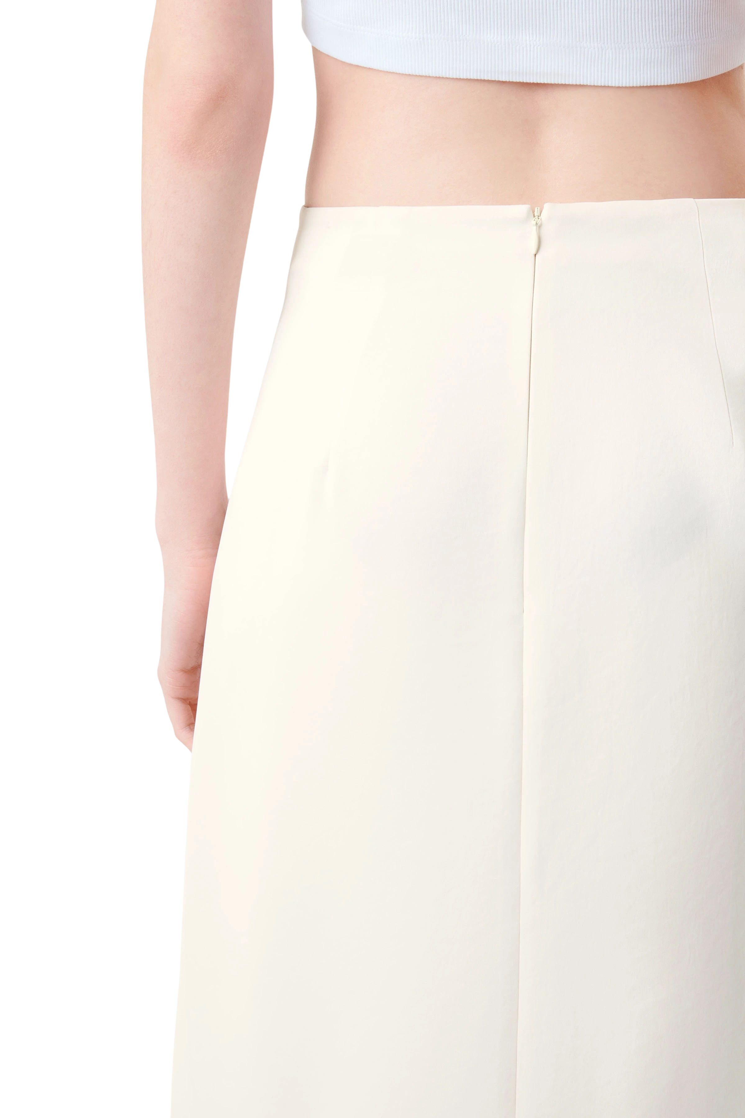 LEASA - flared midi skirt in luxurious satin - women - off white - Detailansicht am Model