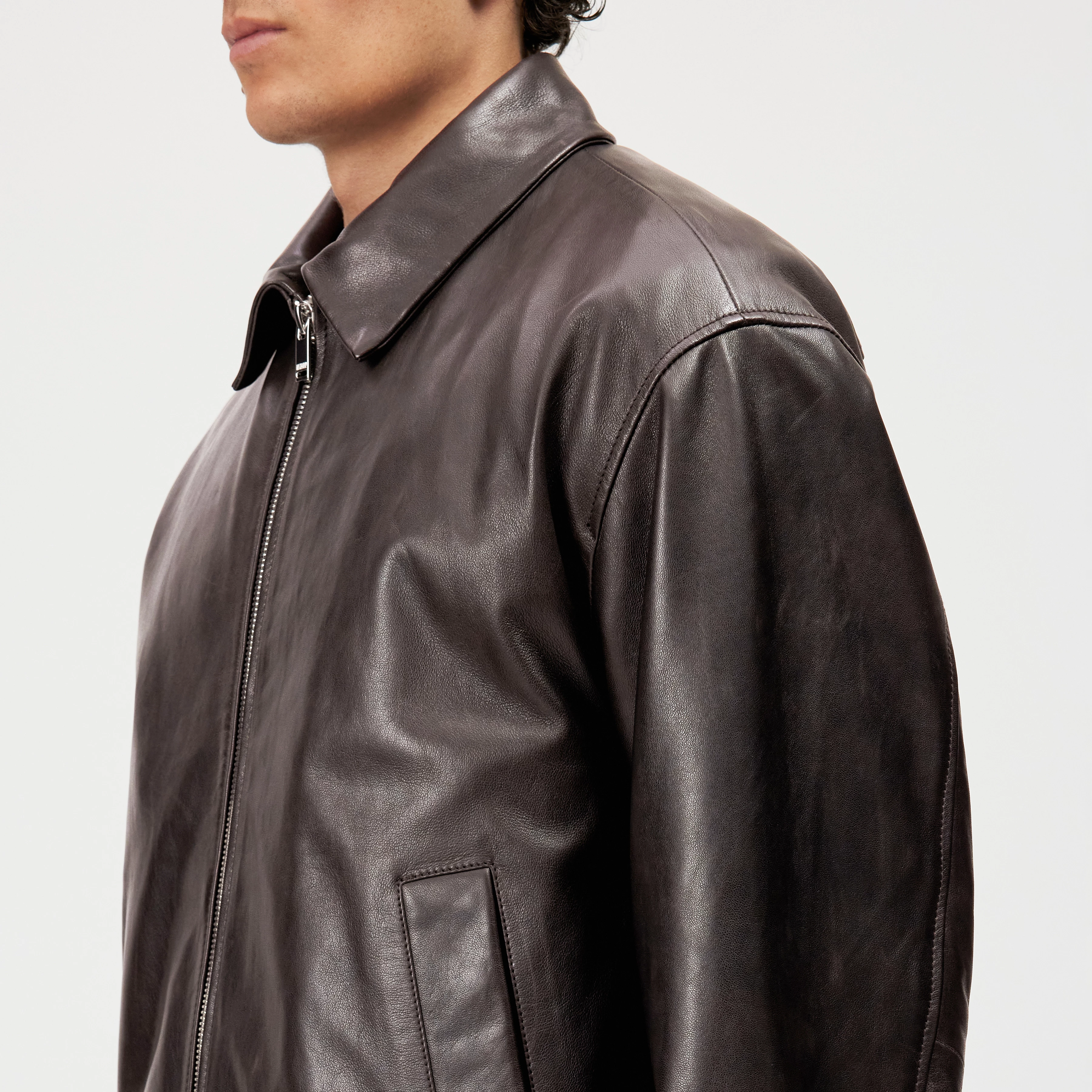 RIKKO - Relaxed Fit pure leather jacket - men - brown - Detailansicht am Model