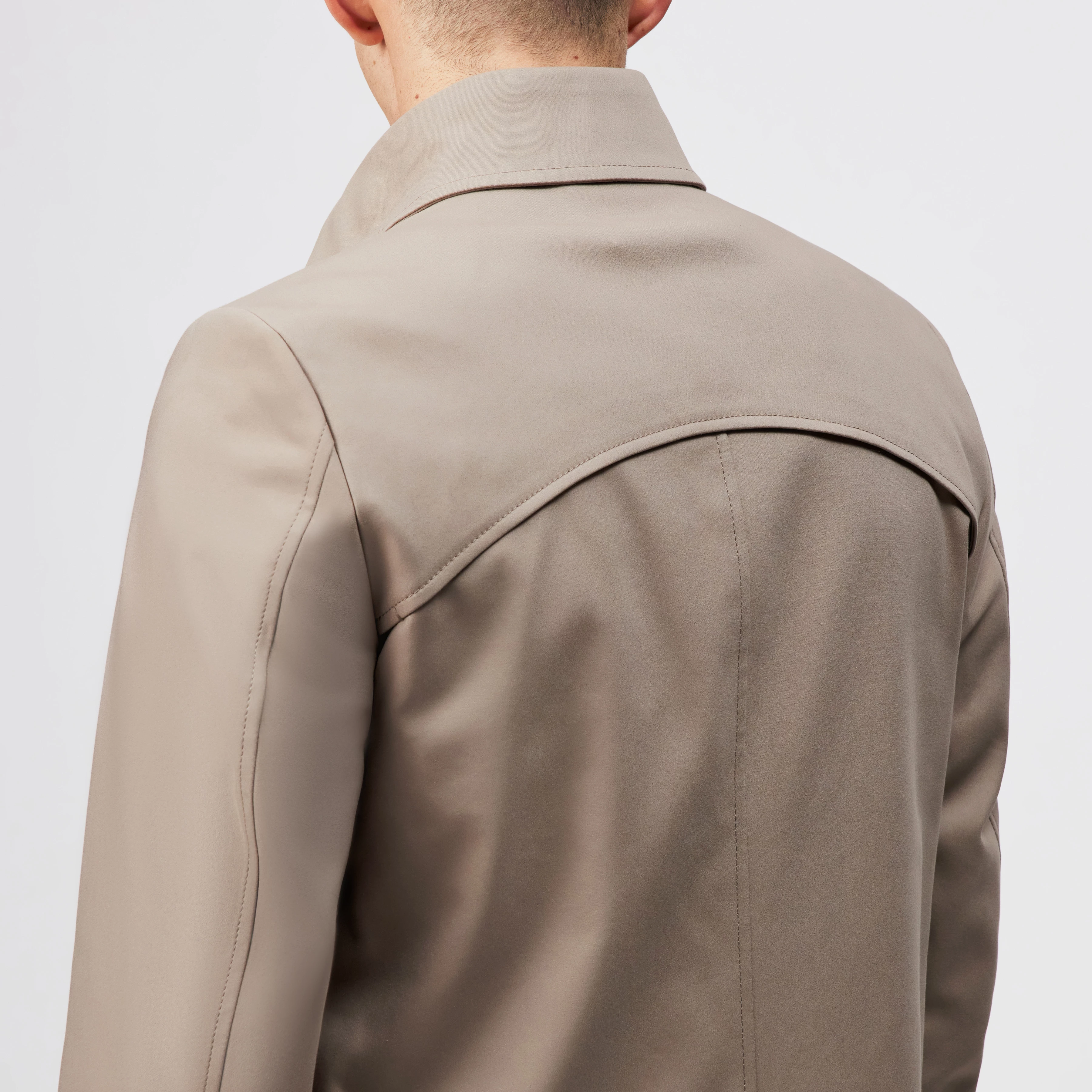 SKOPJE_C - Trench coat in techno stretch satin - men - beige - Detailansicht am Model