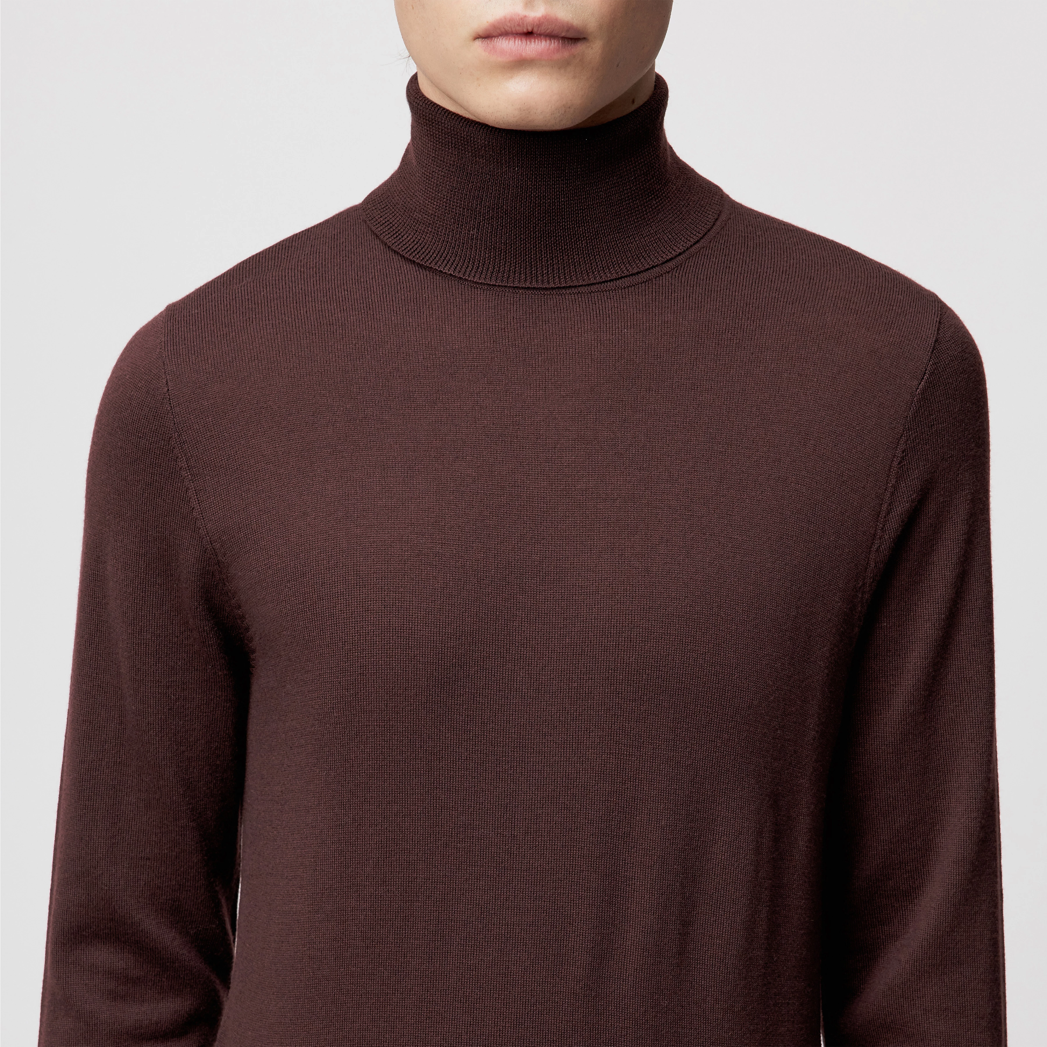 JOEY - Rollkragenpullover in 100% Merinowolle - Herren - rot - Detailansicht am Model