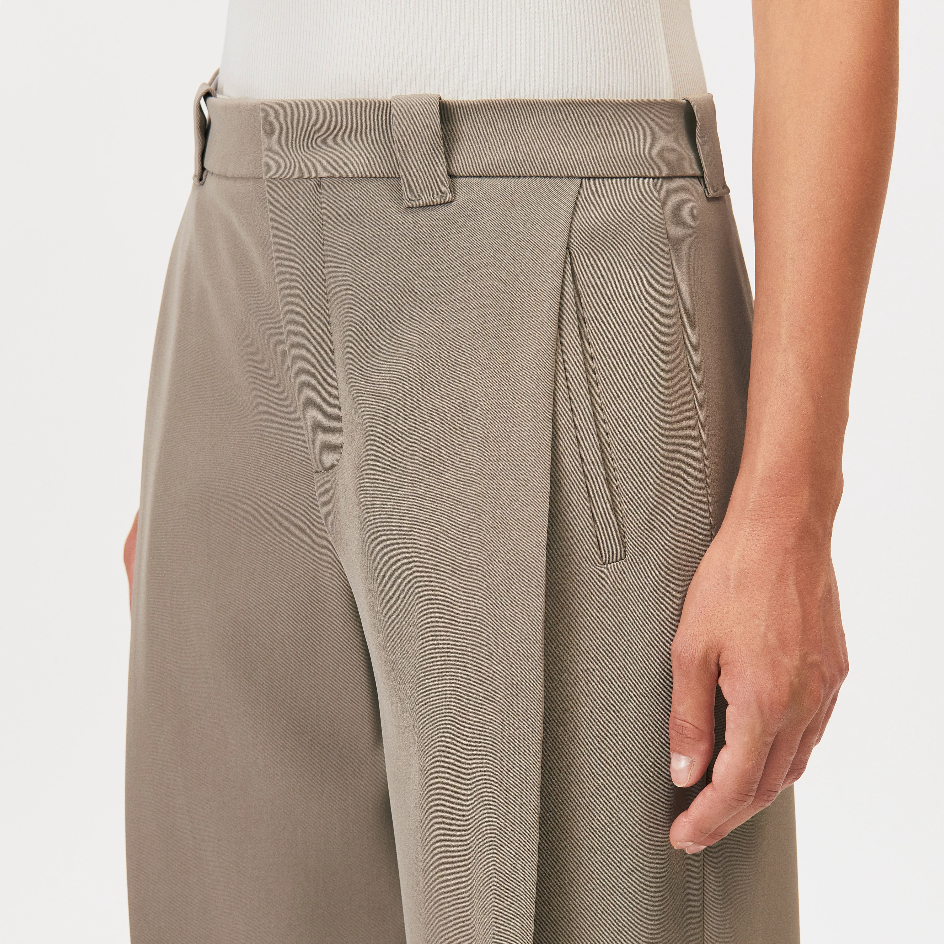 UNPACK - Trousers in techno twill - women - beige - Detailansicht am Model